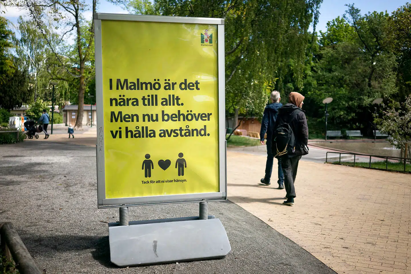 Coronaskilt i Folkets Park i Malmø. Netop Skåne hører i øjeblikket til de hårdt ramte regioner i Sverige. Arkivfoto: Niels Ahlmann Olesen