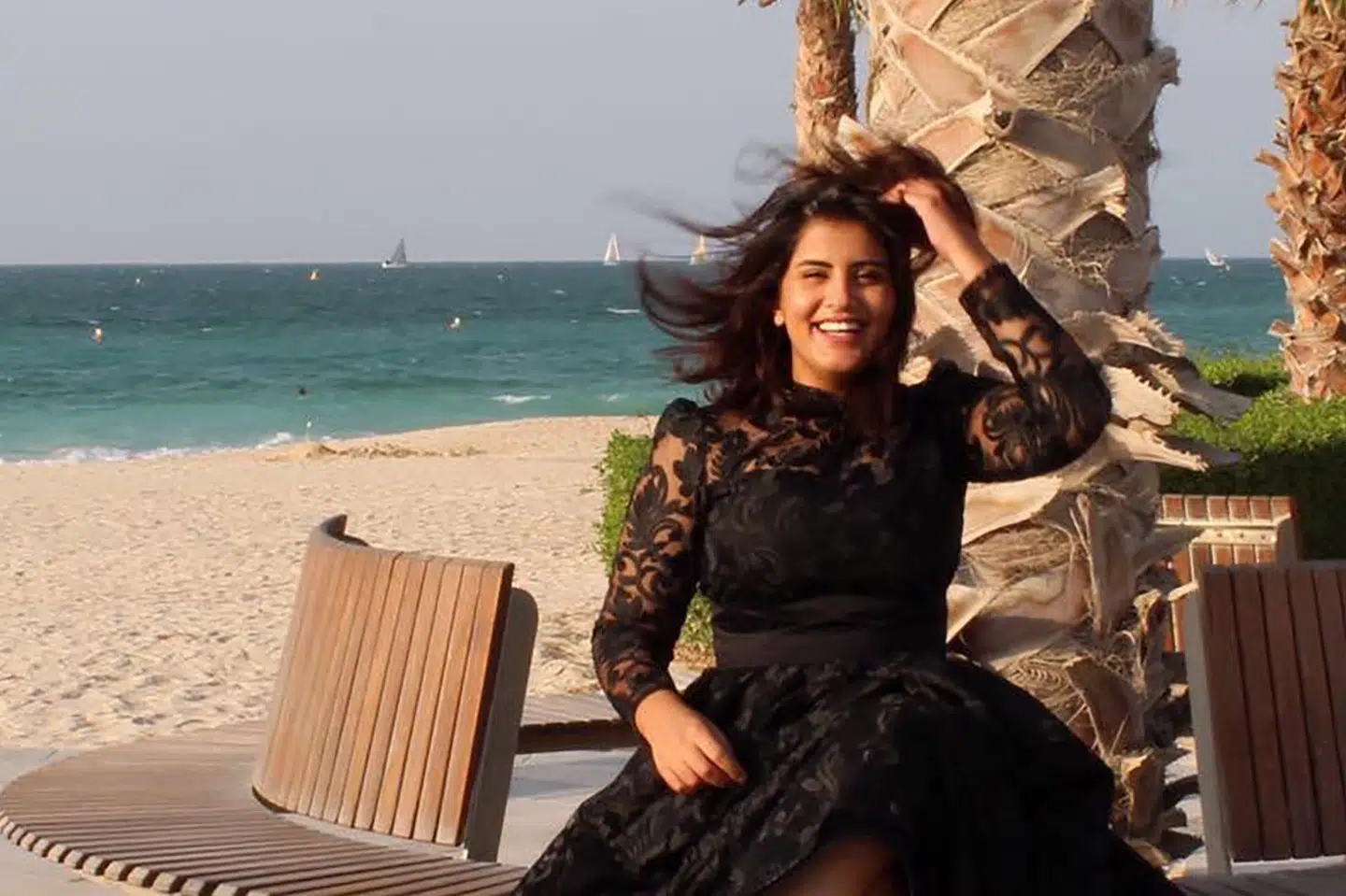 En saudisk domstol har idømt kvinderettighedsaktivisten Loujain al-Hathloul til fem år og otte måneders fængsel, rapporterer medier i Saudi-Arabiens hovedstad, Riyadh. Den 31-årige aktivist har blandt andet markeret sig i kampen for kvinders ret til at køre bil. -/Ritzau Scanpix