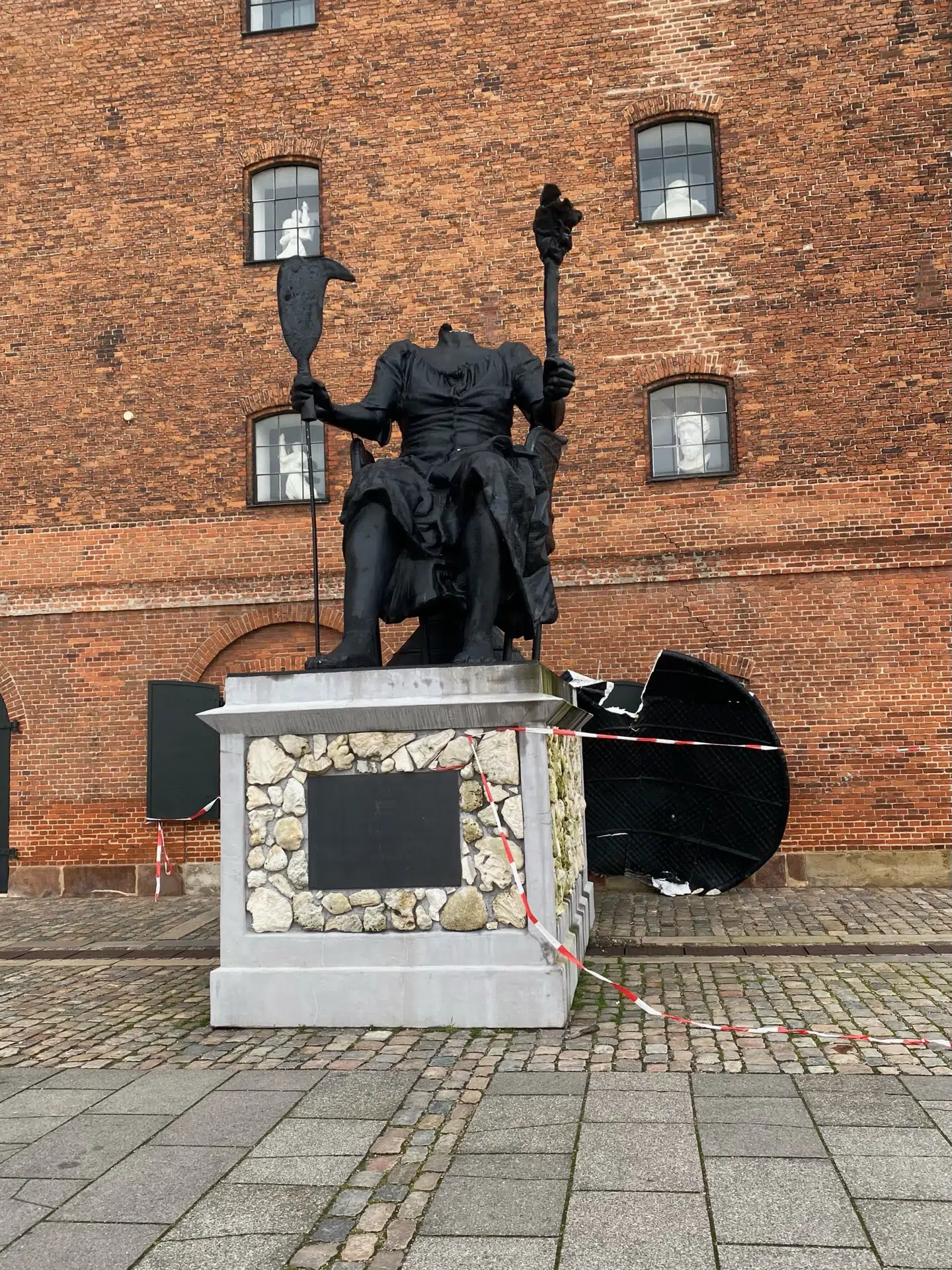 Skulpturen er lavet af den danske kunster Jeanette Ehlers og kunstneren La Vaughn Belle fra Sankt Croix. Som det fremgår har statuen også mistet sit ryglæn, som kan ses i baggrunden. Privatfoto: Jacob Ravn