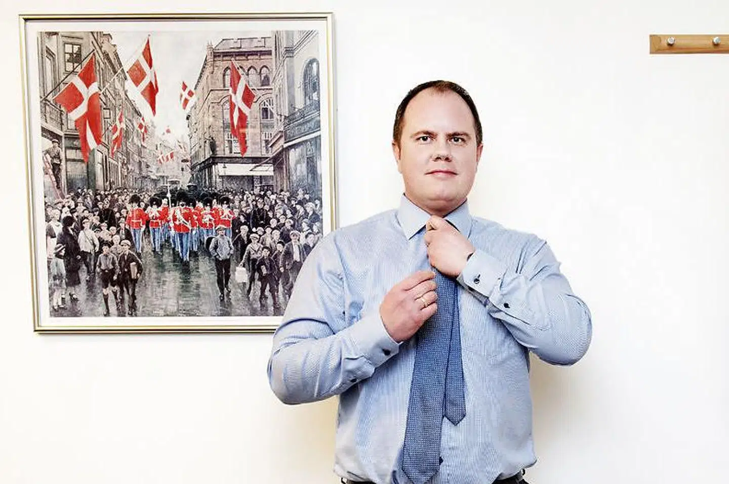 »Jeg mener grundlæggende, at dem, der styrer butikken, må blive på deres poster, når der er krise i Danmark. Så kan de for min skyld alle sammen gå på orlov bagefter. Fred være med det.,« skriver Martin Henriksen.