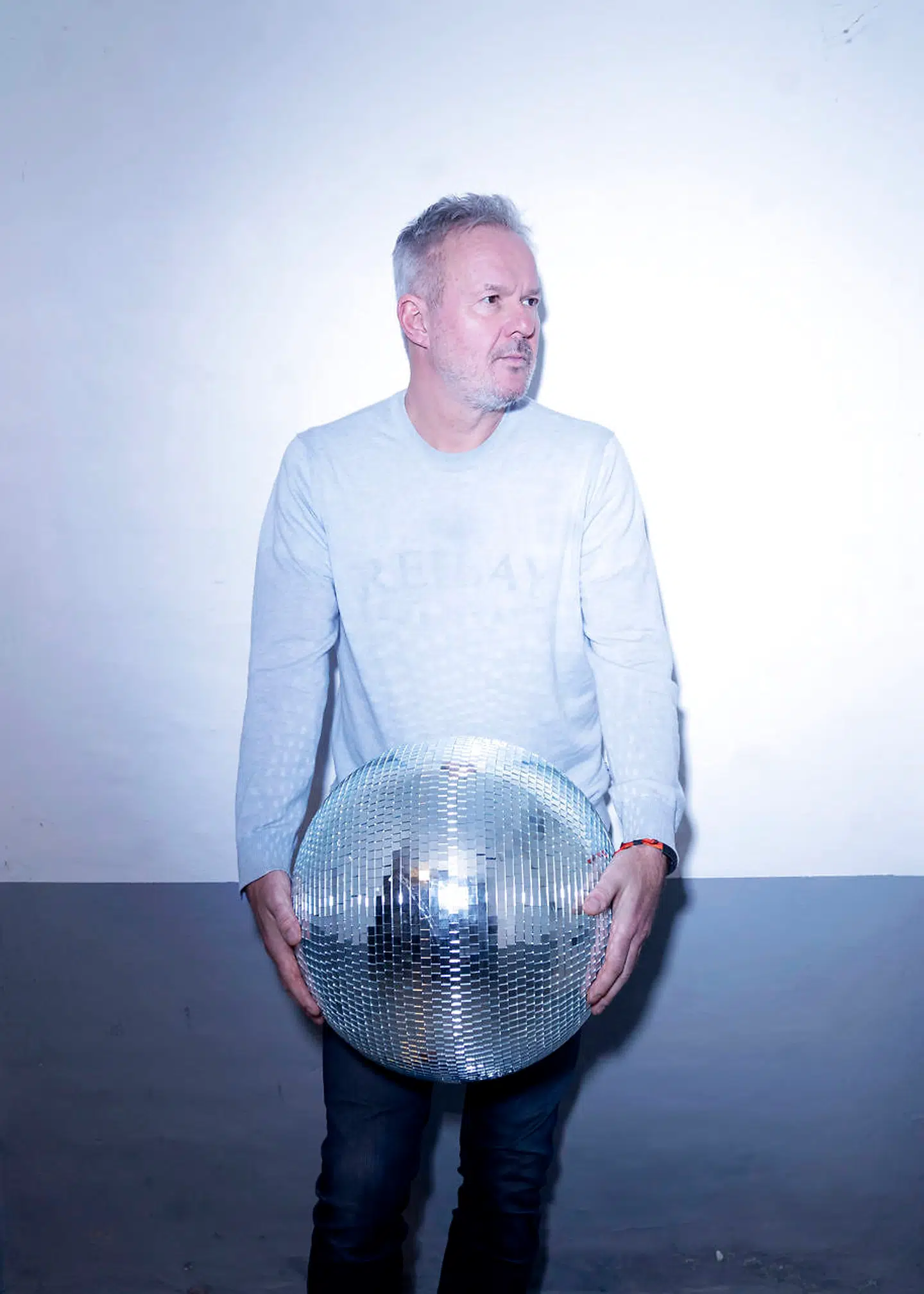 »Siden jeg var 15, har jeg været en del af festlivet, og det holder jeg aldrig op med at være. Hvorfor skulle jeg det? Jeg synes ikke, det er patetisk, men tværtimod at ville livet, så længe man har det. Fyr den af! Når man altså kan.«