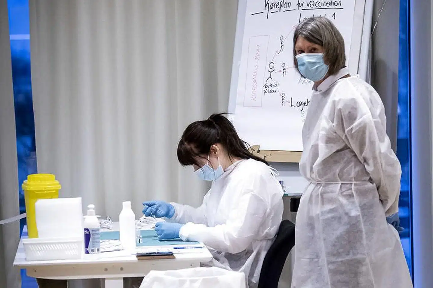 Coronavaccinen fra Pfizer/BioNTech gøres klar til brug for første gang i Danmark.