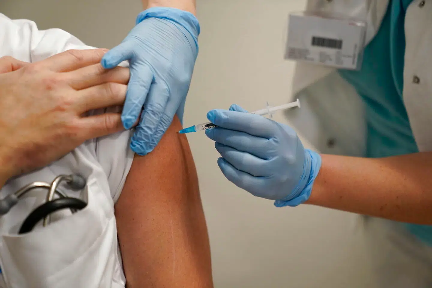 På Hvidovre Hospital har de netop givet sundhedspersonalet det første stik med vaccinen mod covid-19.