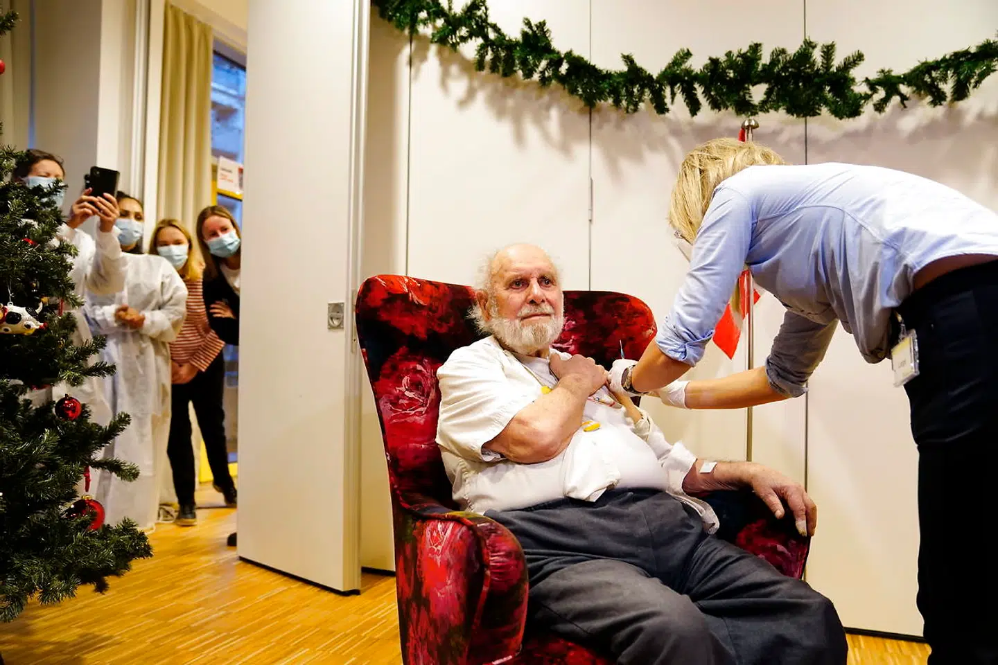 Her modtager 92-årige Carl-Einar Jørgensen vaccinen.