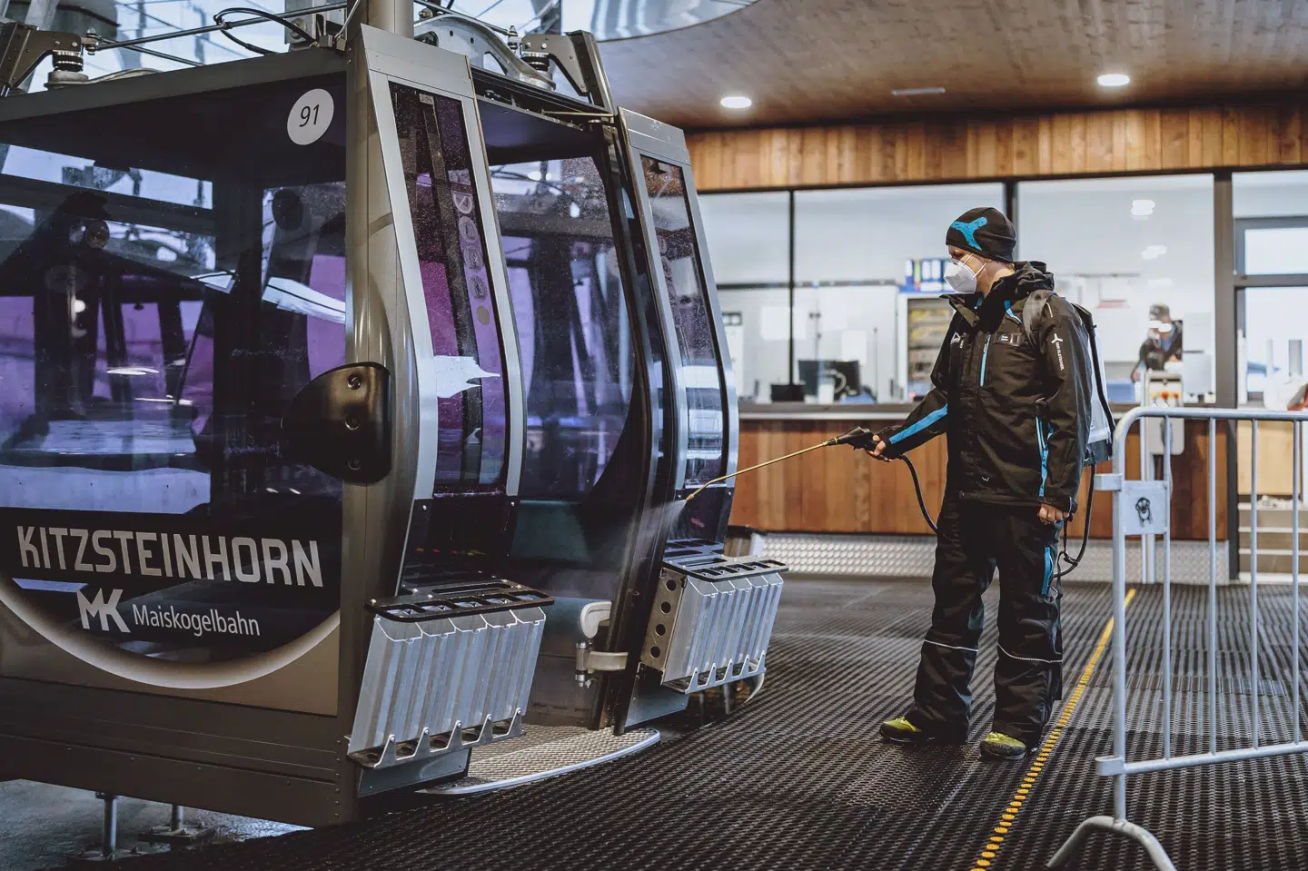 En medarbejder desinficerer en skilift i Kitzsteinhorn i den østrigske by Kaprun, hvor skisæsonen begyndte torsdag. Men der er strenge restriktioner på løjperne og i liftene. Nogle steder er det kun lokale beboere, der må stå på ski. Stringer/Ritzau Scanpix