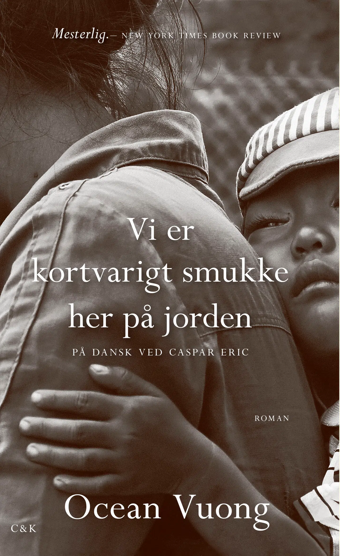 Bogomslag af »Vi er kortvarigt smukke her på jorden«. Forlag: C&K Forlag.