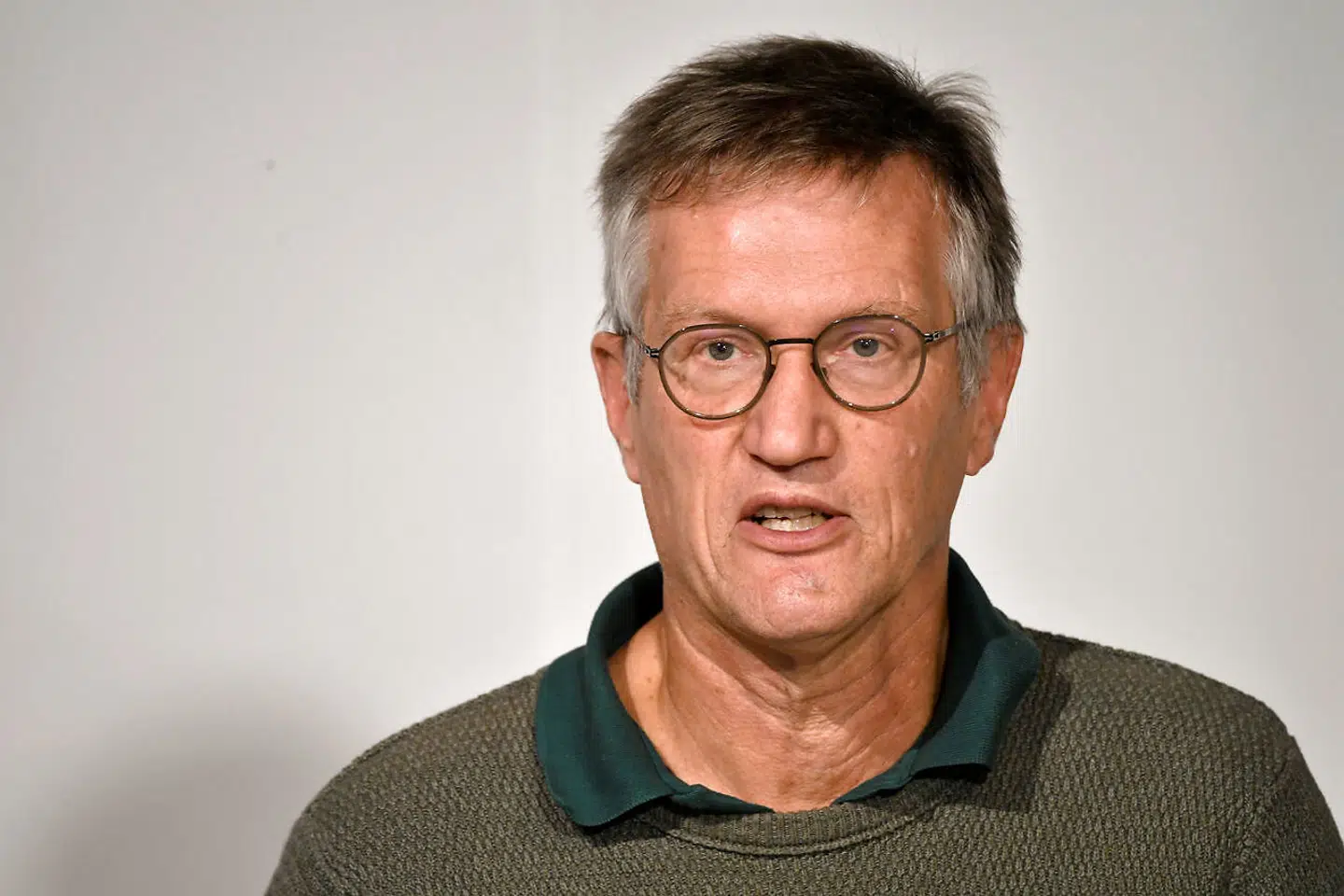 »Vi har kigget på det, og når alt kommer til alt, er vi landet på mulighed tre (om flokimmunitet, red). Vi har formentlig en ret omfattende stille spredning, hvilket vil betyde, at de to første formentlig ikke vil virke,« skrev Anders Tegnell i februar.