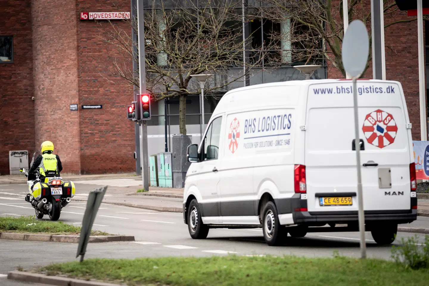 En af de første biler med vaccine forlader Statens Serum Institut i København for at køre til et sygehusapotek i en af landets fem regioner.