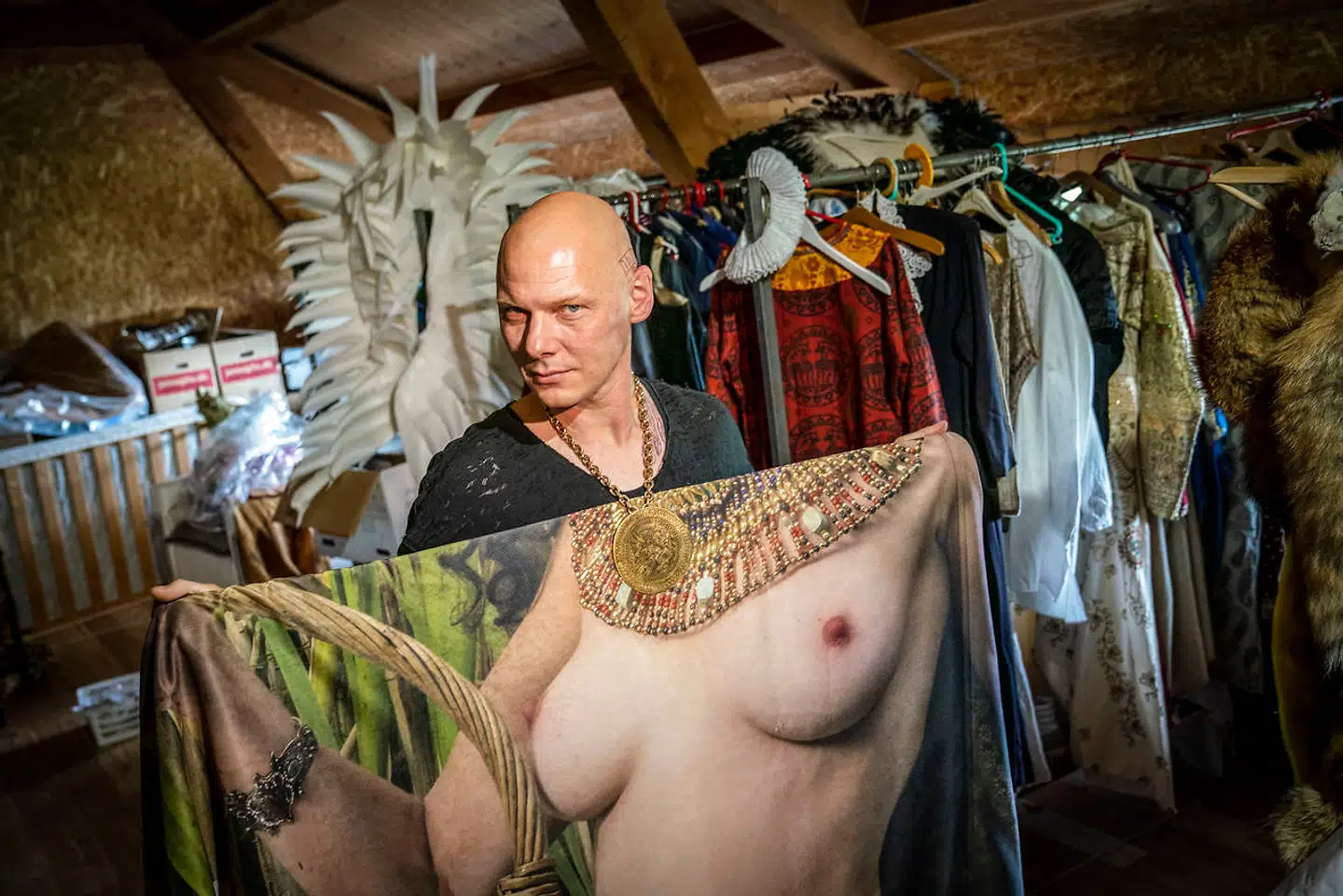 »Det er svært ikke at knuselske Jim Lyngvild for at have revitaliseret dansk kulturhistorie. Det eneste, man kan undre sig over, er, at han groft sagt er den eneste, som museer, kirker og slotte kan finde ud af at ringe til. Vi har masser af dygtige kunstnere – hvor er de?« Anne Sophia Hermansen kalder Lyngvild for »en ny Grundtvig« og udpeger et par steder i Danmark, som har brug for at gentænke sig selv.