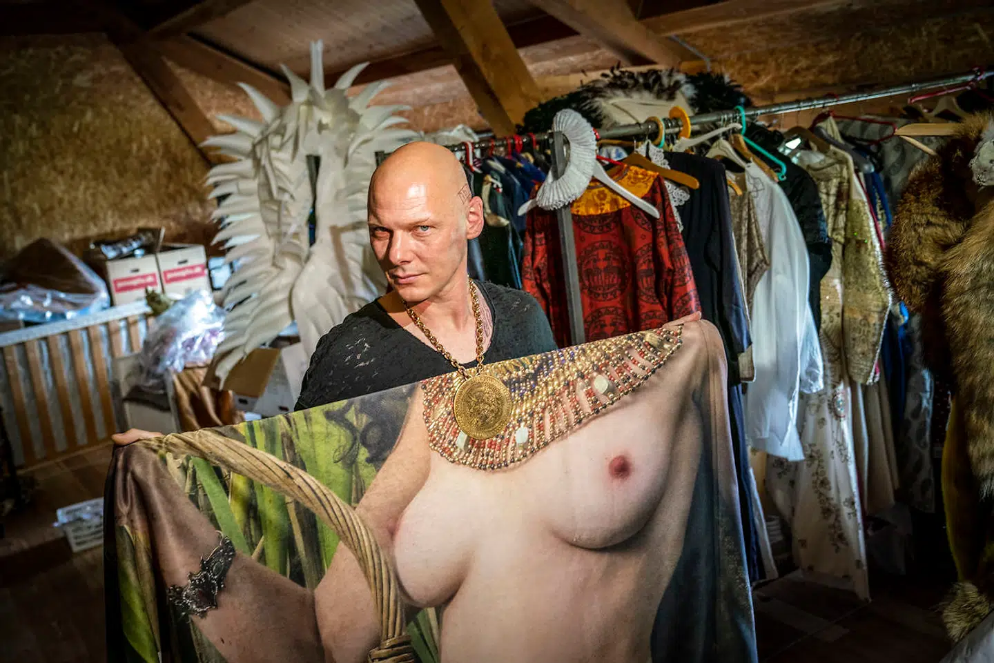 »Det er svært ikke at knuselske Jim Lyngvild for at have revitaliseret dansk kulturhistorie. Det eneste, man kan undre sig over, er, at han groft sagt er den eneste, som museer, kirker og slotte kan finde ud af at ringe til. Vi har masser af dygtige kunstnere – hvor er de?« Anne Sophia Hermansen kalder Lyngvild for »en ny Grundtvig« og udpeger et par steder i Danmark, som har brug for at gentænke sig selv.