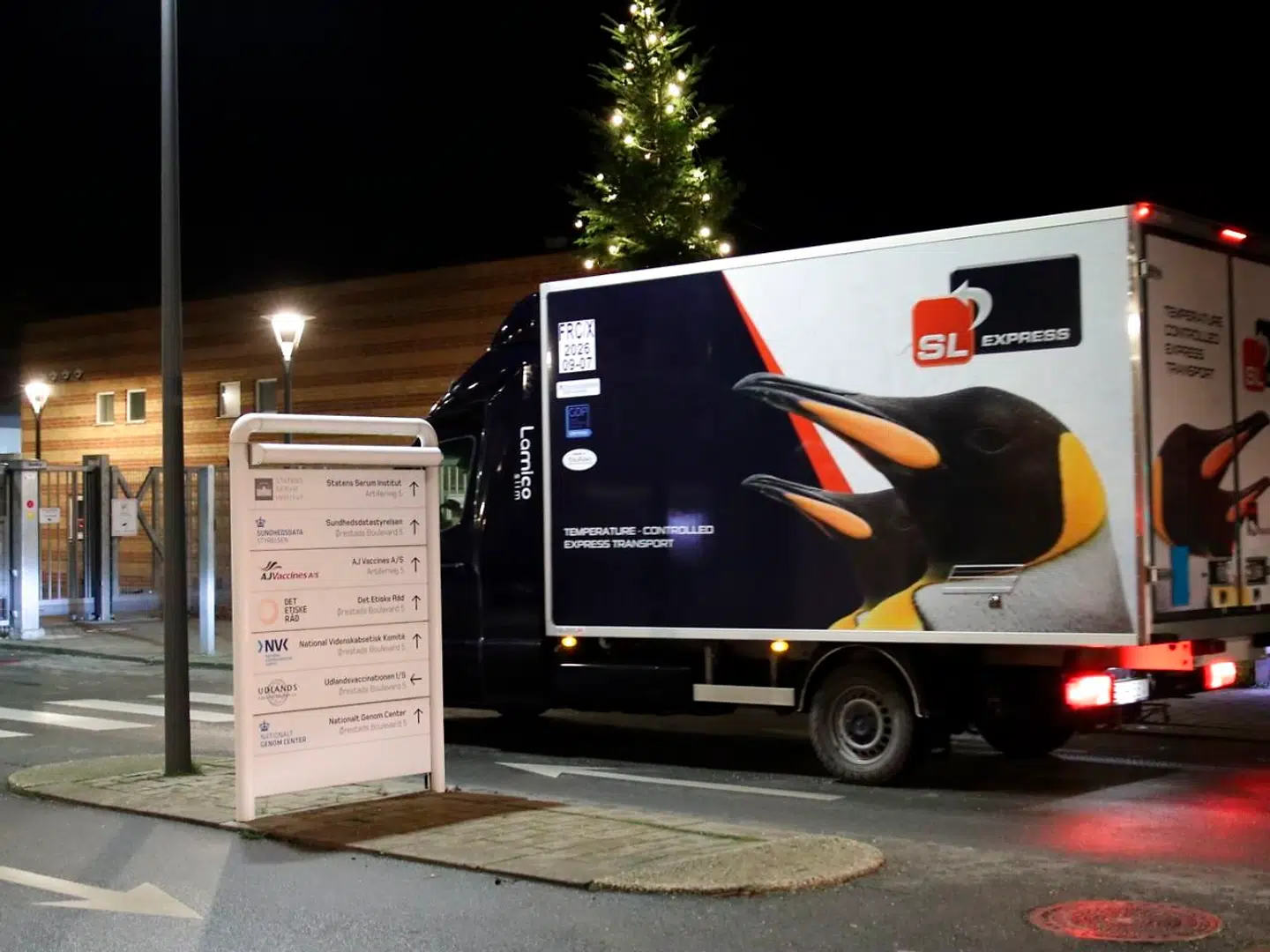 Første coronavacciner ankommer til Statens Serum Institut i København, lørdag den 26. december 2020. SSI modtager tæt på 10.000 vaccinedoser fra Pfizer og BioNTech.. (Foto: presse-fotos.dk/Ritzau Scanpix)