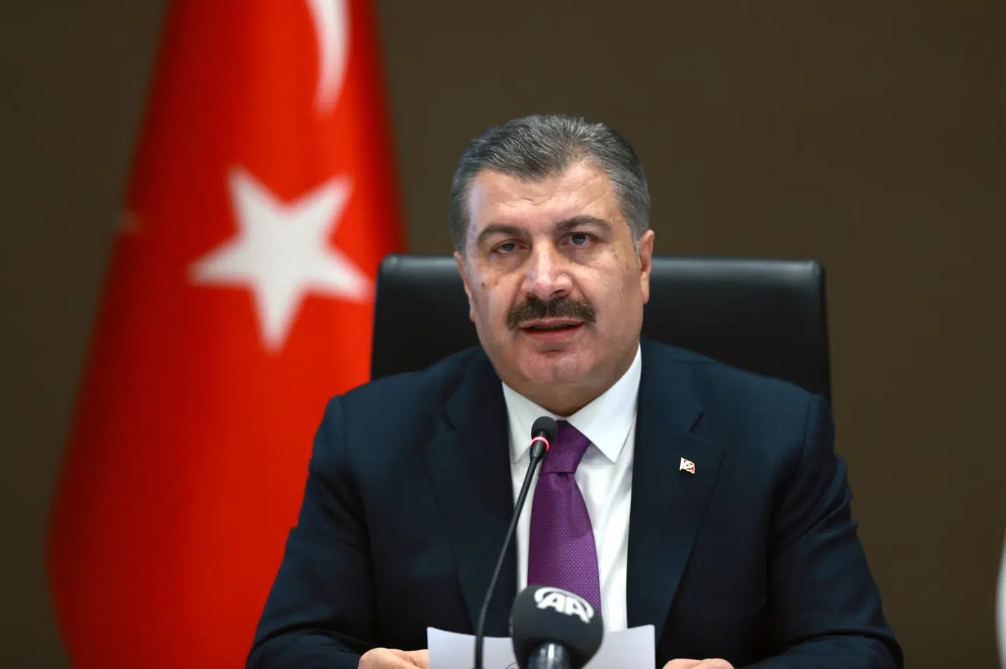 Danskere, briter og sydafrikanere skal i karantæne, når de kommer til Tyrkiet, siger Tyrkiets sundhedsminister, Fahrettin Koca. Turkish Health Ministry/Reuters