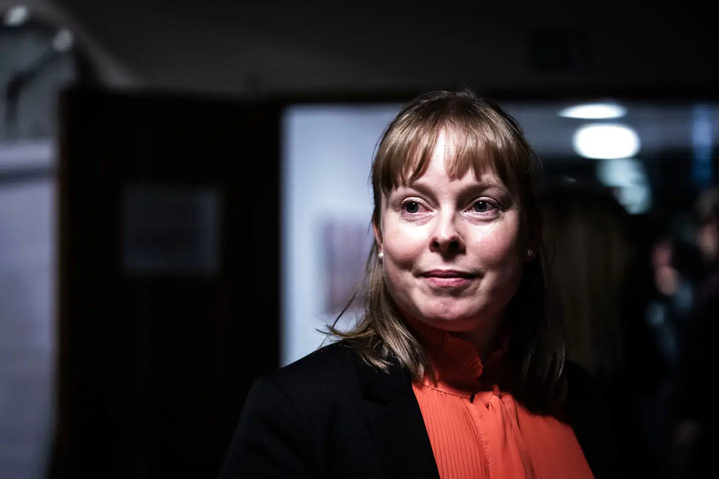 Joy Mogensen beklager i Politiken, at det har taget for lang tid at finde gode løsninger på støtte til udøvende kunstnere, der er ramt på pengepungen.