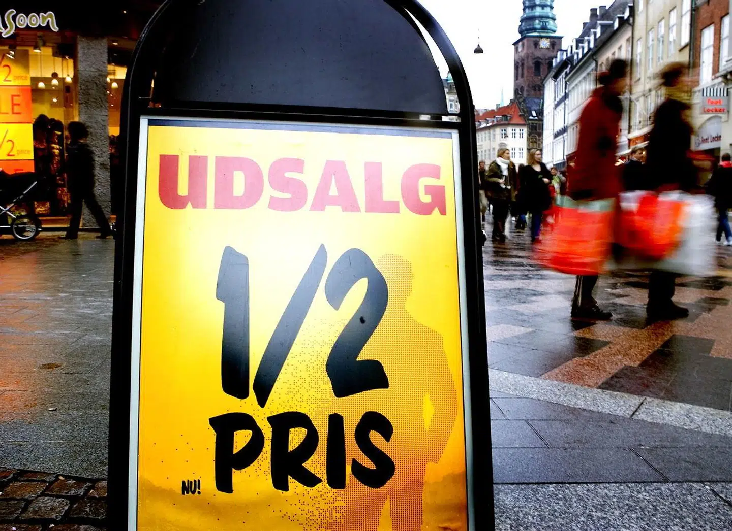 Flere butikker har allerede fredag - juledag - sat gang i udsalget, hvor de reklamerer for tilbud og store besparelser. Arkivfoto.