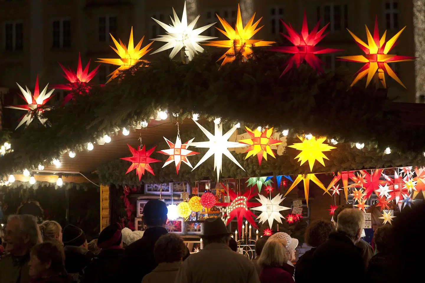 Herrnhuterstjernen, Adventsstjernen, Christiansfelderstjernen – Brødremenighedens berømte adventsstjerne, som ved juletid pryder mange bygninger, vinduer og hjem, har mange navne. Billedet er fra Tyskland.