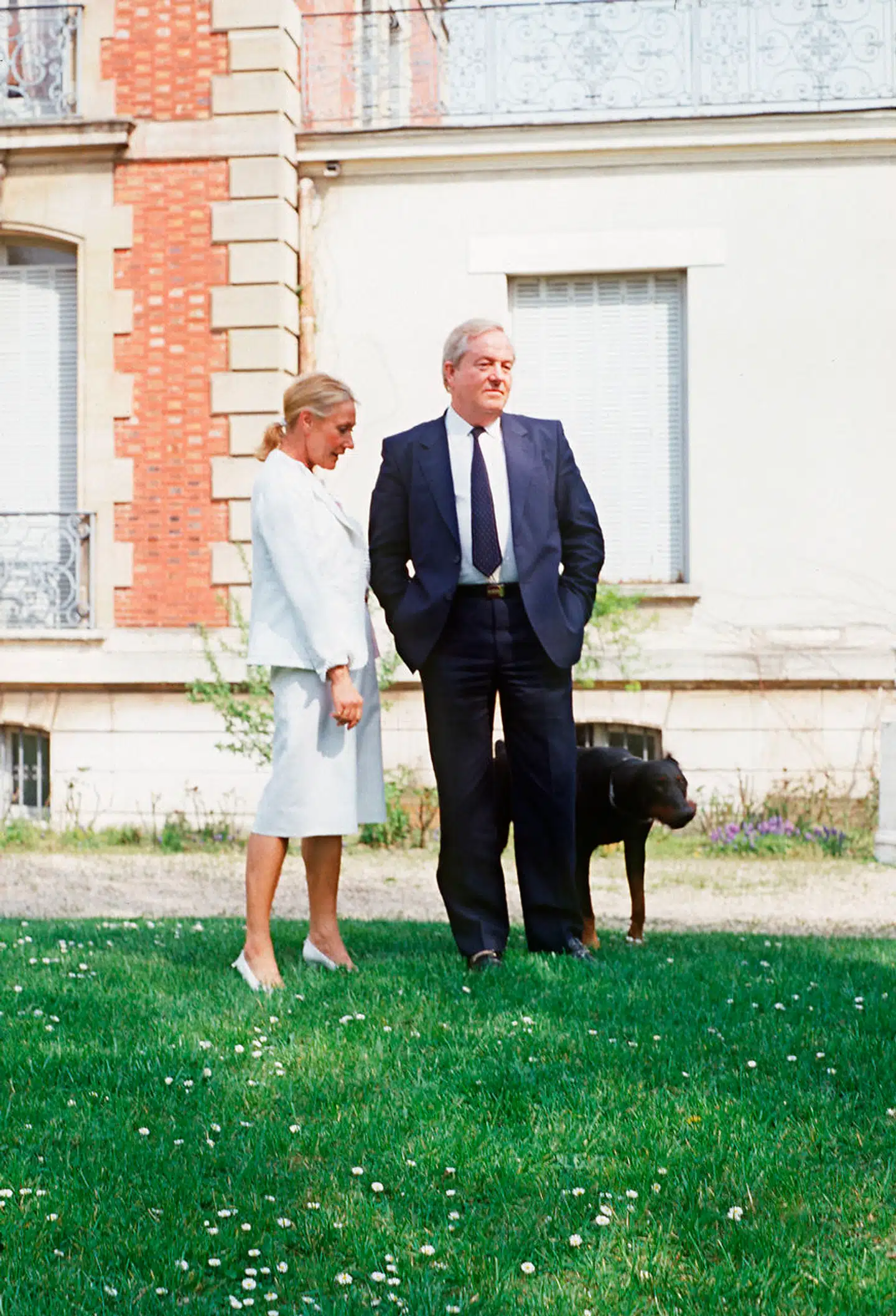 Pierrette Lalanne og Jean-Marie Le Pen fotograferet udenfor familieslottet »Montretout« i 1984 – kort før hun stak af med journalisten, som skulle skrive en hyldestbiografi om ham.