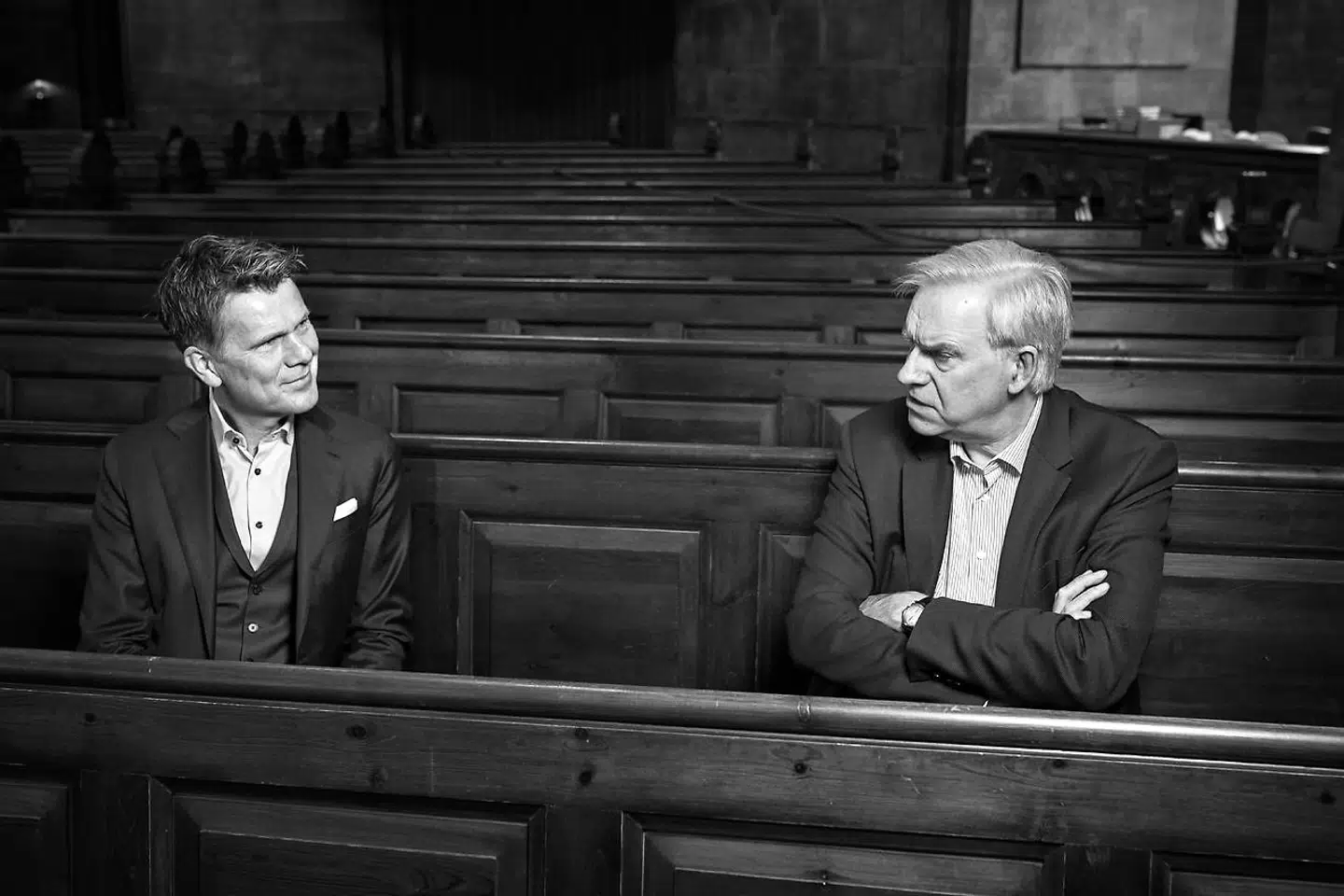 Anders Hestbech (t.v.), administrerende direktør i Købstædernes Forsikring, og Mikkel Wold (t.h.), sognepræst i Marmorkirken, oplever, at danskerne bliver dårligere til at tilgive hinanden. I erhvervslivet har det konsekvenser, betoner direktøren.