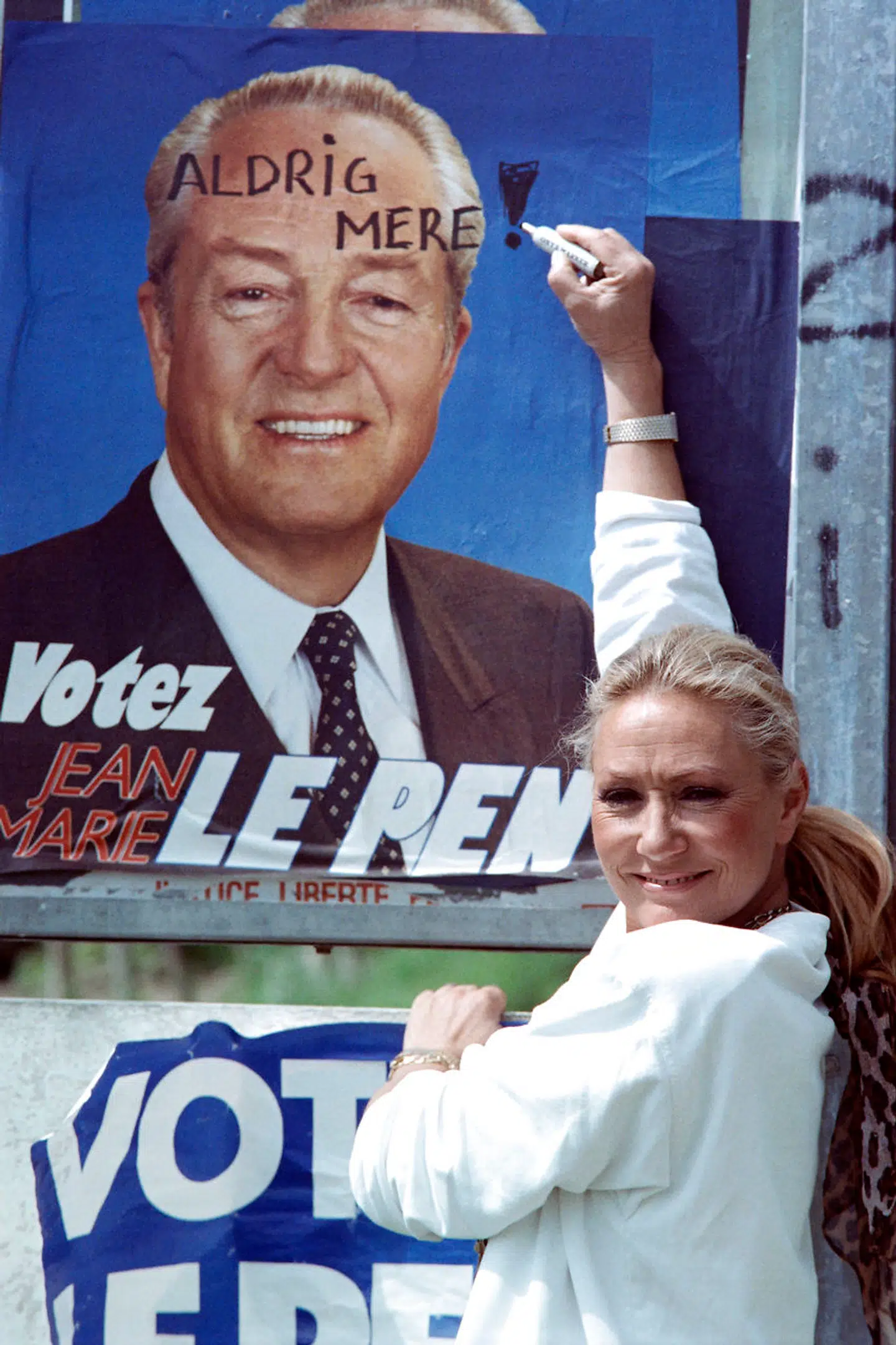 Hvorfor Pierrette Lalanne har skrevet sit budskab henover panden af eksmanden på dansk, melder historien ikke noget om. Men det er ikke til at misforstå.