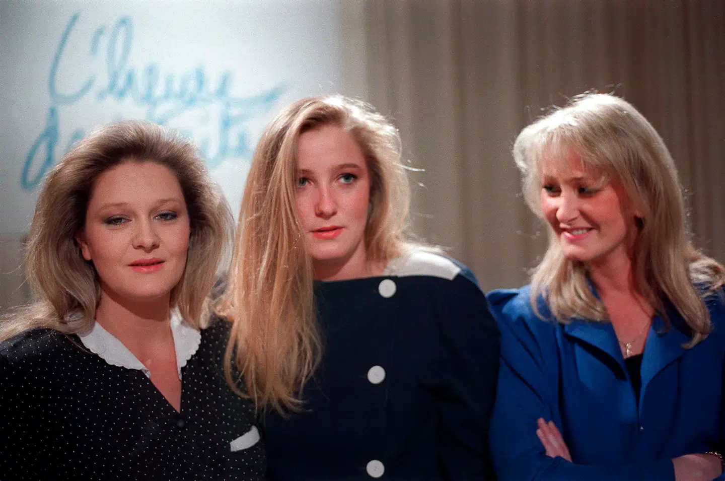 Le Pen-søstrene Marie-Caroline, Marine og Yann, her fotograferet i 1988, tog faderens parti i mediekrigen mellem forældrene. Ikke overraskende, efter moderen bl.a. fortalte løs om deres seksuelle debut i et af sine mange kontroversielle interviews.