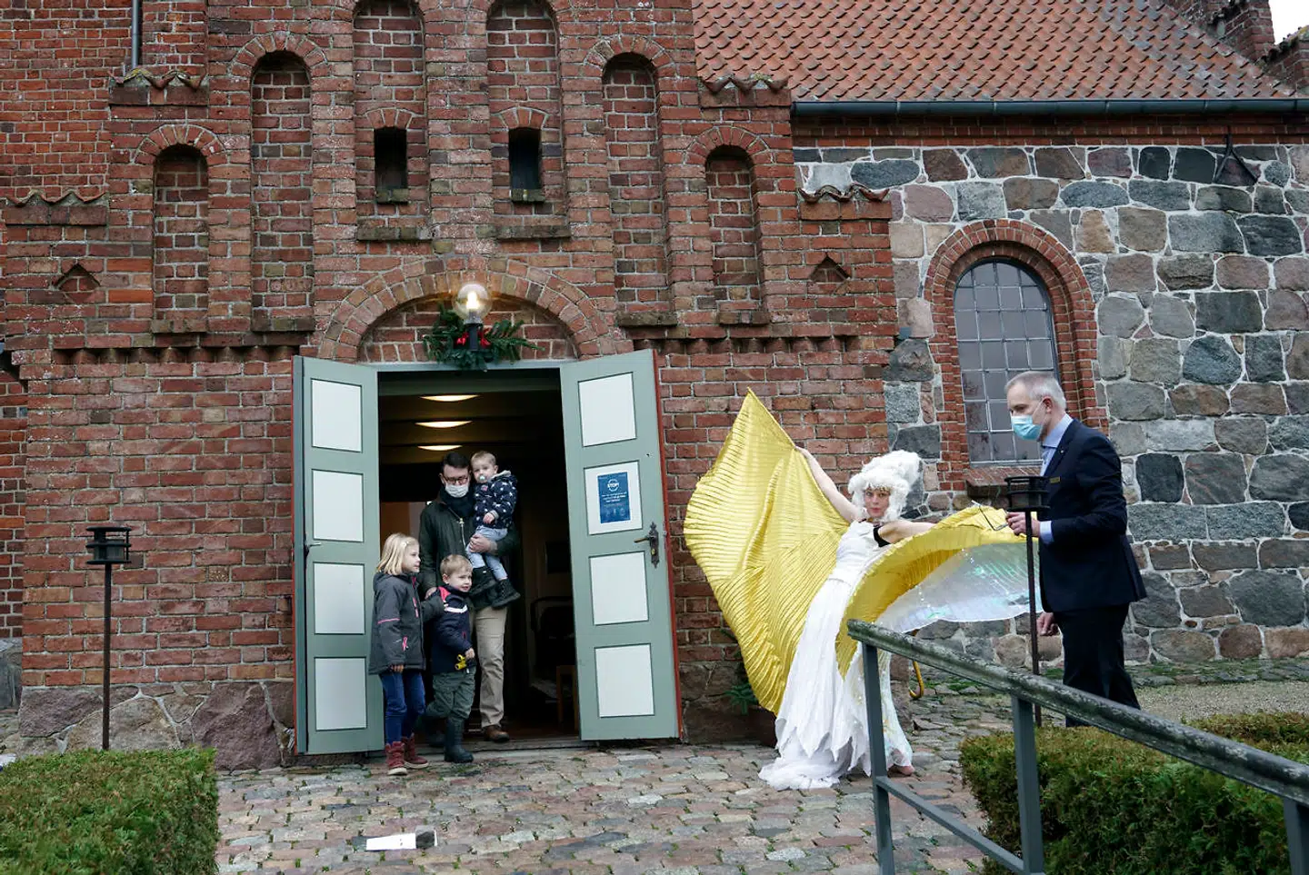 Julegudstjeneste pågår i Blovstrød Kirke i Blovstrød i Nordsjælland torsdag den 24. december 2020. På baggrund af de nye skærpede retningslinjer har præsterne i samarbejde med menighedsrådet besluttet, at Blovstrød Kirke gennemfører alle planlagte gudstjenester den 24. december, men blandt andet uden salmesang og en maksimal varighed på 30 minutter. Mange kirker i Danmark har valgt at aflyse årets julegudstjenester eller afvikler dem virtuelt på grund af situationen omkring corona / covid-19.