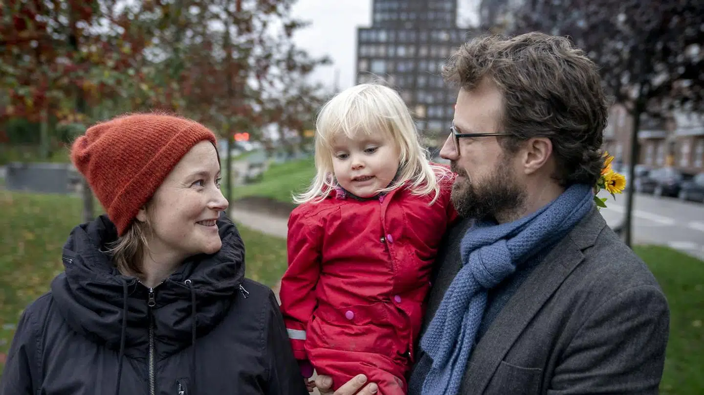 Karla på tre år er fra København. Hun er ikke døbt, men navngivet. I det nye år får hun en lillebror, og han skal heller ikke døbes, fortæller hendes forældre, Gedske Mendel og Jeppe Burchardt.