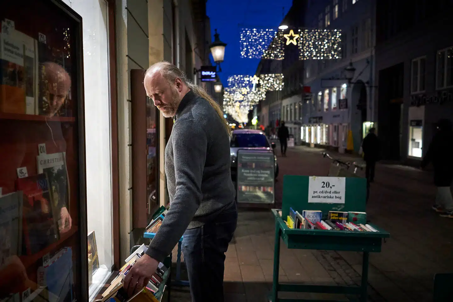 Søren Vangsgaard har drevet Vangsgaards antikvariat i knap to årtier. Denne julesæson har været usædvanlig, men han føler sig fortrøstningsfuld. Det hjælper heller ikke at »pibe«, mener han.