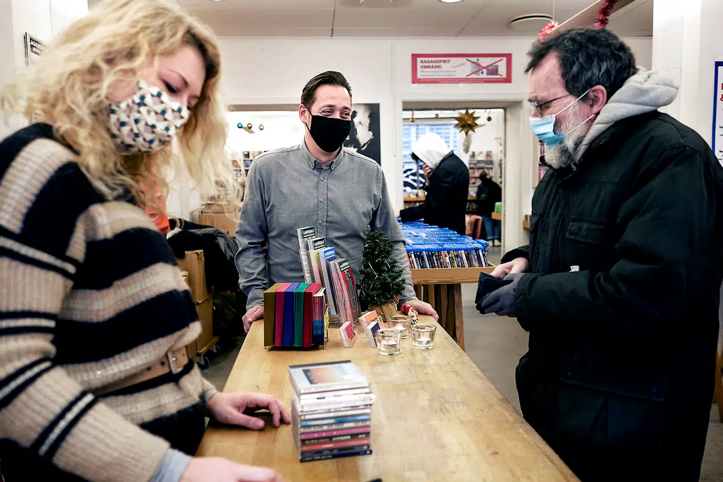 Sofie Vestergård og Brian Olsson betjener året sidste gæster i deres pladebutik på Skindergade i Indre By. Sofie har sammen med sin bror overtaget forretningen efter deres far, mens Brian Olsson har arbejdet i butikken, siden har var 14 år gammel. I dag er han medejer sammen med søskendeparret.