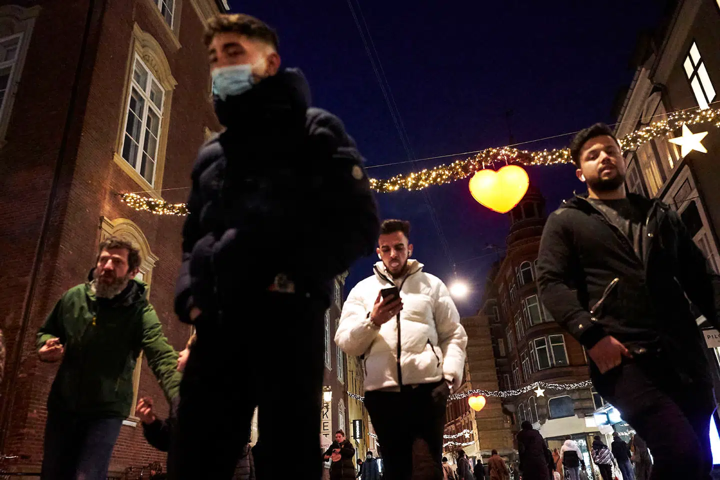 Selvom Indre By i København er fyldt med mennesker lillejuleaften, fortæller flere butiksejere, at der generelt har været færre mennesker på gaden i december på grund af corona. Det har haft en betydning for mange butikkers omsætning, lyder det.