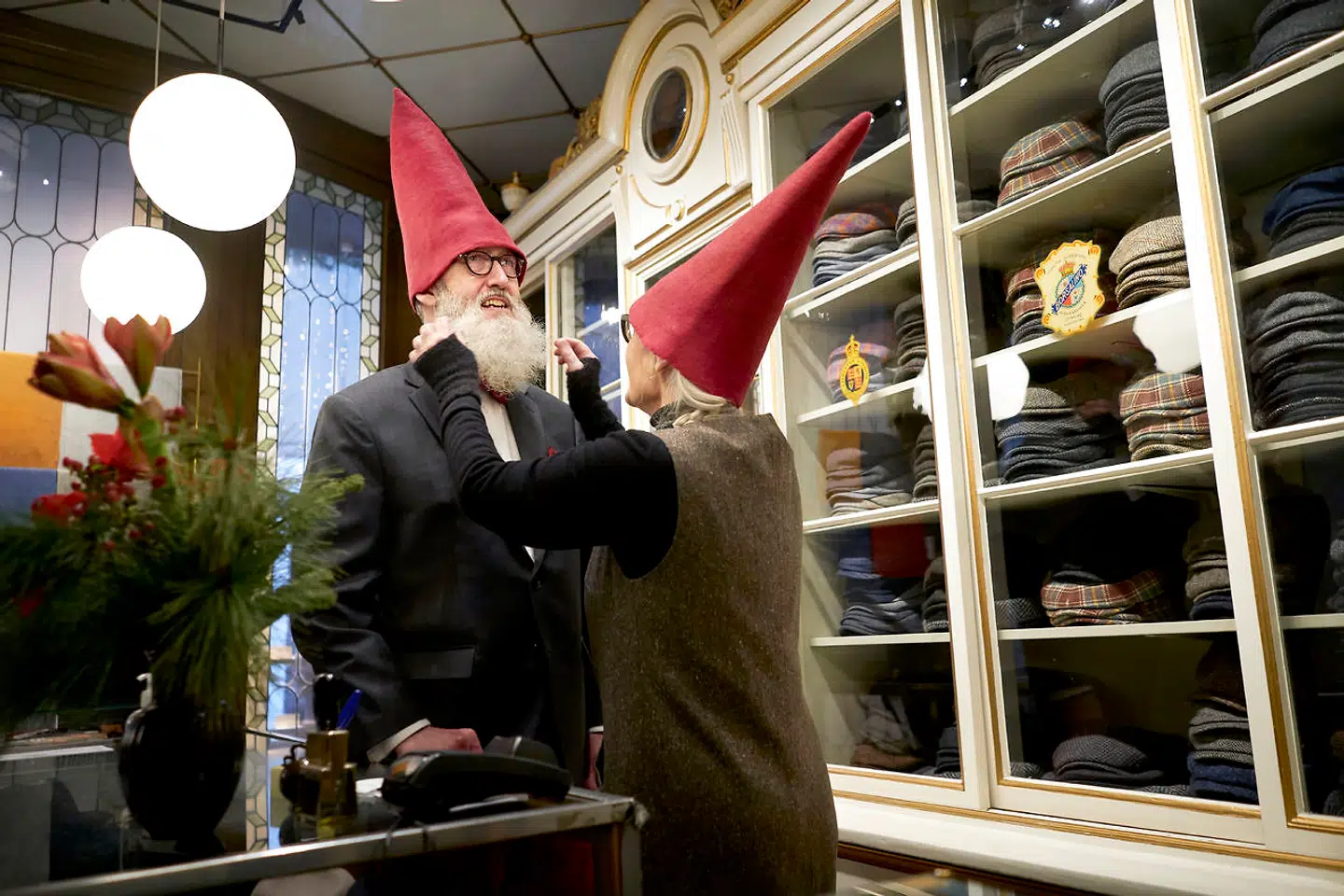 I hattemagerbutikken Petitgas i Købmagergade har ægteparret Bernhard og Bess Tommerup iført sig nissehuer, som de gør hvert år lillejuleaften. »Hvis nedlukningen er det, der skal til for at komme videre, så gør vi det. Det er vores bidrag. Det hjælper ikke at være hysteriske,« siger Bernhard Tommerup