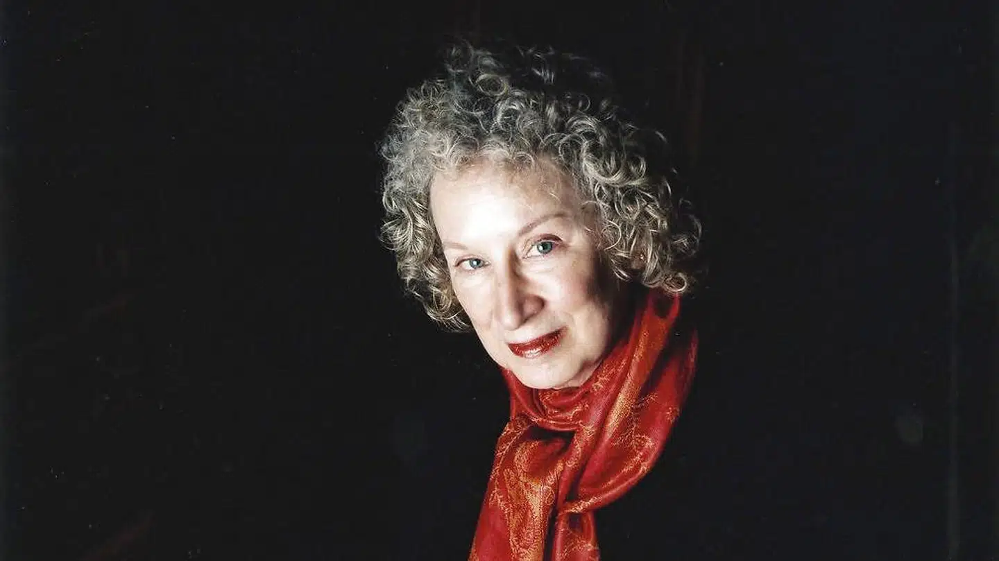 Margaret Atwoods digtsamling er en bog, der skal læses med den samme inderlige alvor, som den er blevet skrevet med.