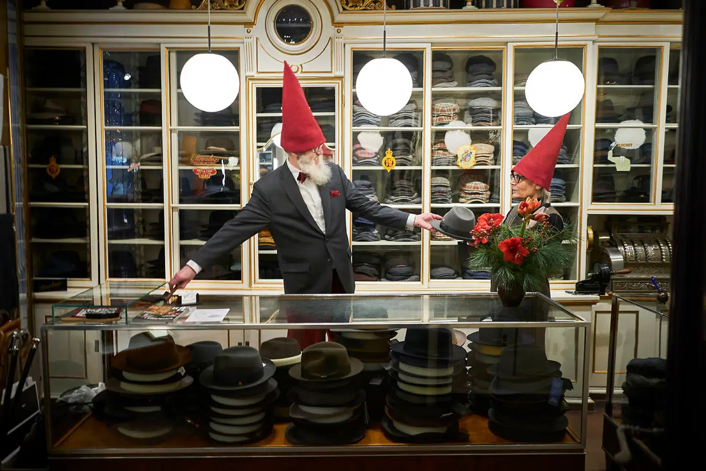 Bernhard Tommerup og hans kone Bess føler et stort ansvar for at holde butikken Petitgas oven vande under coronakrisen. Parret kalder forretningen »et stykke historie«, da hele bygningen er fredet på grund af deres forretning, fortæller de. Butikken har solgt herrehatte siden 1857.