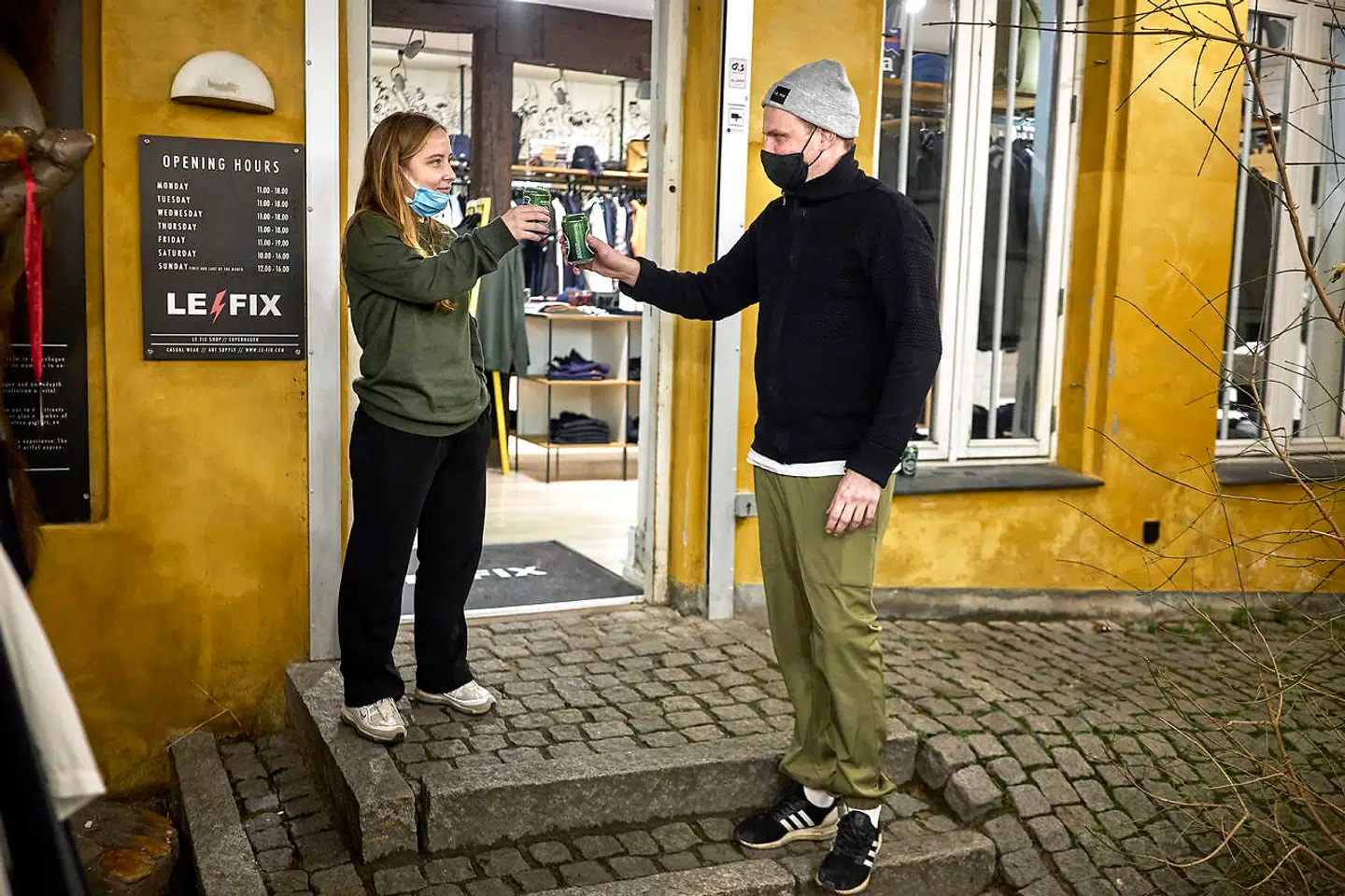 Indehaver af tøjbutikken Le Fix Valdemar Kludt gider ikke at bekymre sig over julenedlukningen. I stedet har han sat gratis øl ud til kunderne og skåler selv med de ansatte på årets sidste åbningsdag. Hvis nedlukningen skulle vise sig at fortsætte ind i januar, overvejer han at bruge tiden på at renovere butikken.