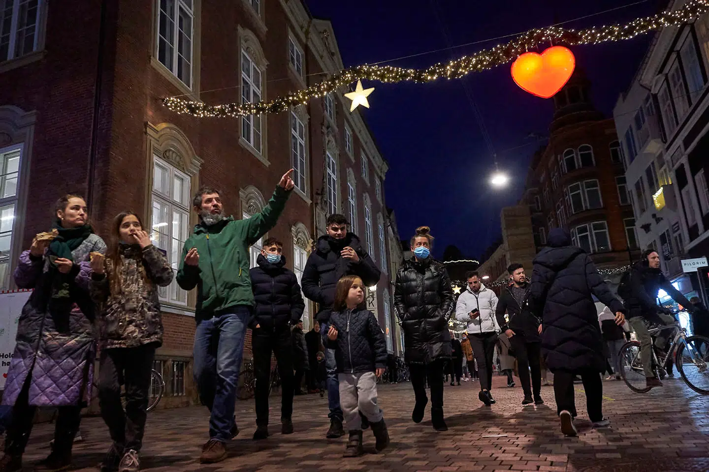 I sidste uge meddelte regeringen, at de fleste butikker landet over skal holde lukket fra 1. juledag og frem til 3 januar. Mens nogle butiksejere satser på at stå klar til at modtage kunder allerede 4 januar, er andre skeptiske og forbereder sig på at holde lukket i længere tid.