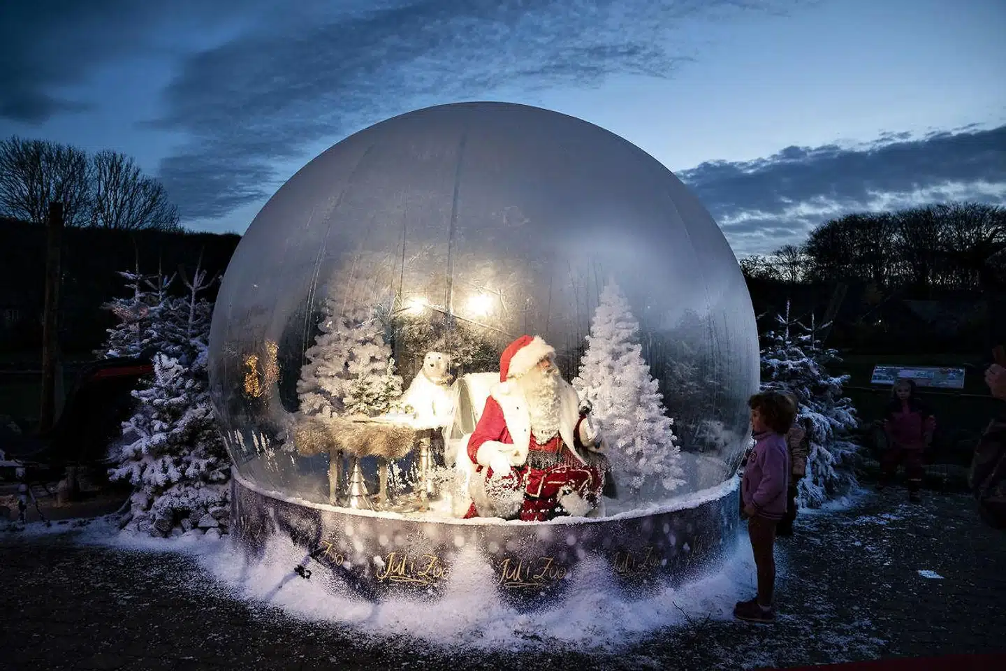 »Vi har ofret vores hverdag for at beskytte de sårbare. Vi lever i denne tid et umuligt og umenneskeligt liv. Håb er en passion for det mulige. Det mulige er det menneskelige. Det mulige er din mulighed for at gøre, hvad der virker umuligt. Gør det juleaften, for det vil give genlyd i over 100 år. God juleaften,« skriver Timme Bisgaard Munk.