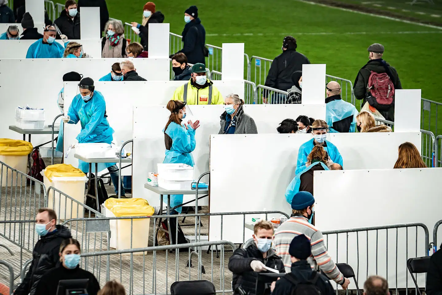 Københavnerne bliver testet for covid-19 i et nyåbnet privat testcenter i Parken. Op til jul har der været travlhed i de private testcentre rundt omkring i landet. Venstre og De Konservative mener, at regeringen har været alt for længe om at inddrage de private i teststrategien.