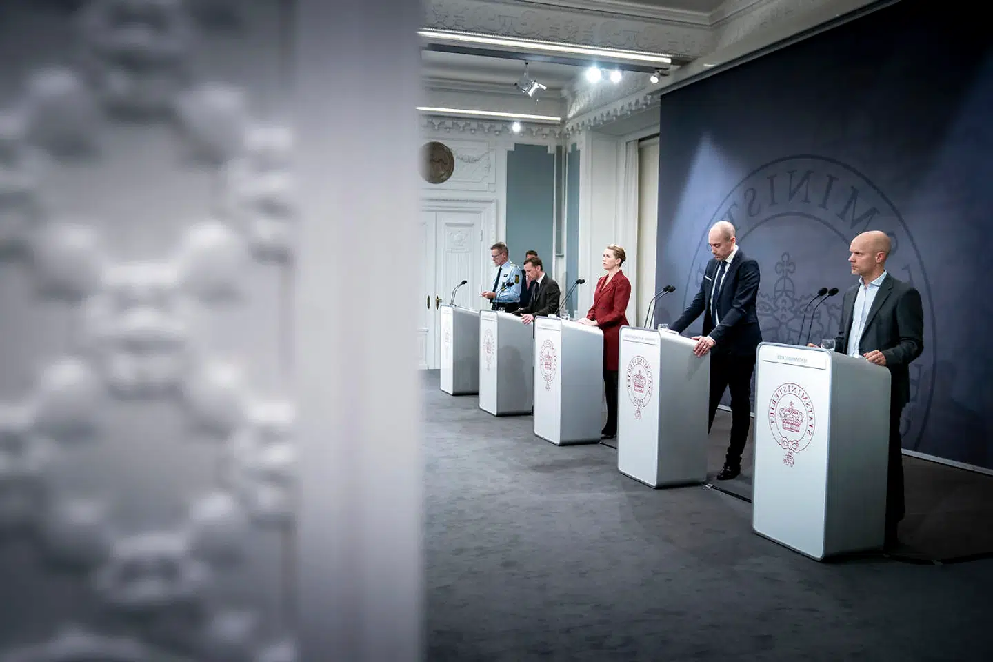 Regeringen har med statsminister Mette Frederiksen (S) og sundhedsminister Magnus Heunicke (S) i spidsen »løbende opskaleret smitteopsporingen til et niveau, der har kunnet håndtere opsporing af flere smittede end de aktuelle smittetal,« har Magnus Heunicke udtalt til Berlingske. Men flere fagfolk kritiserer, at smitteopsporingen nu ikke kan følge med.