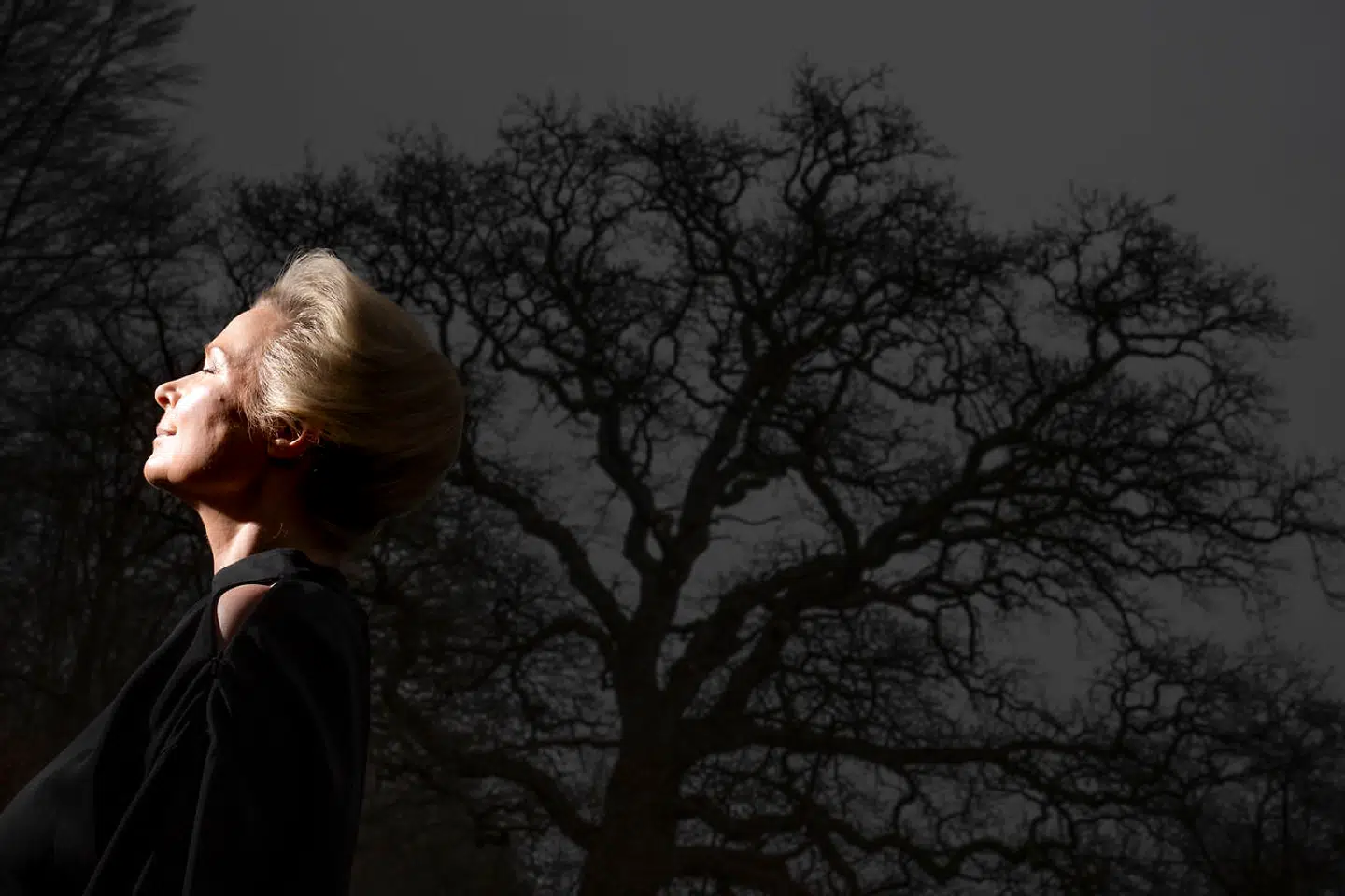 Veldresseret blond hår. Sort bluse møder sorte bukser møder sorte sko. Diskret makeup. Forfatteren Helle Helle ligner et menneske, der ved præcis, hvad hun gør – og har et mål med det. Sådan hænger det bare ikke sammen. Hun smager på ordet »målrettet« og ser lidt fortvivlet ud: »Det målrettede slukker alting i mig.«