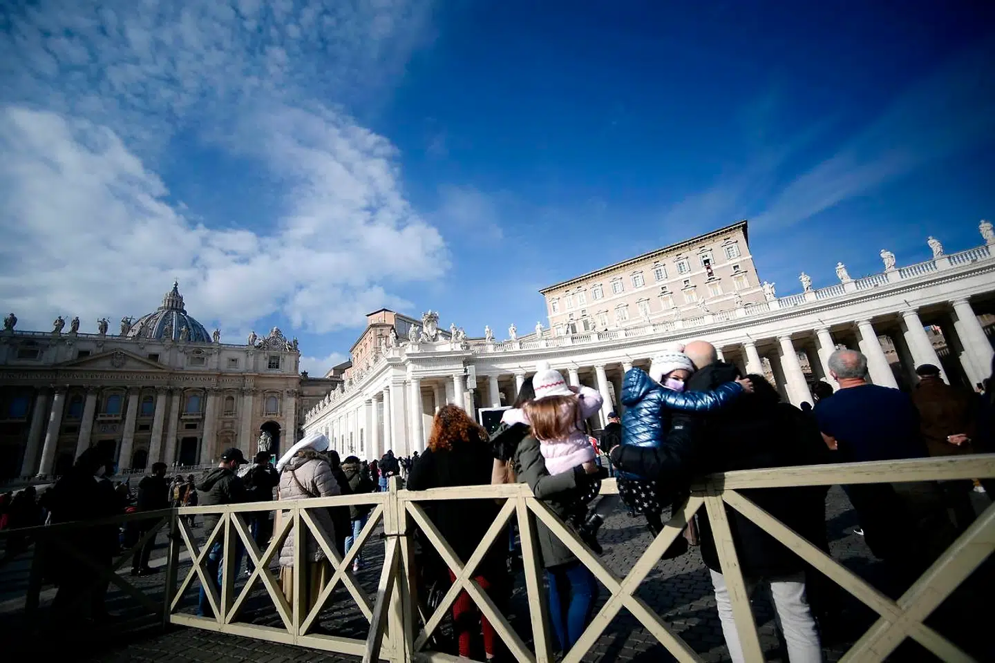 Troende forsamlet med behørig afstand til hinanden på Peterspladsen under søndagens Angelus-bøn. Adskillige af julens vigtigste ritualer foregår normalt her, men på grund af pandemien har paven valgt at give sin orbi et urbi-velsignelse via streaming.