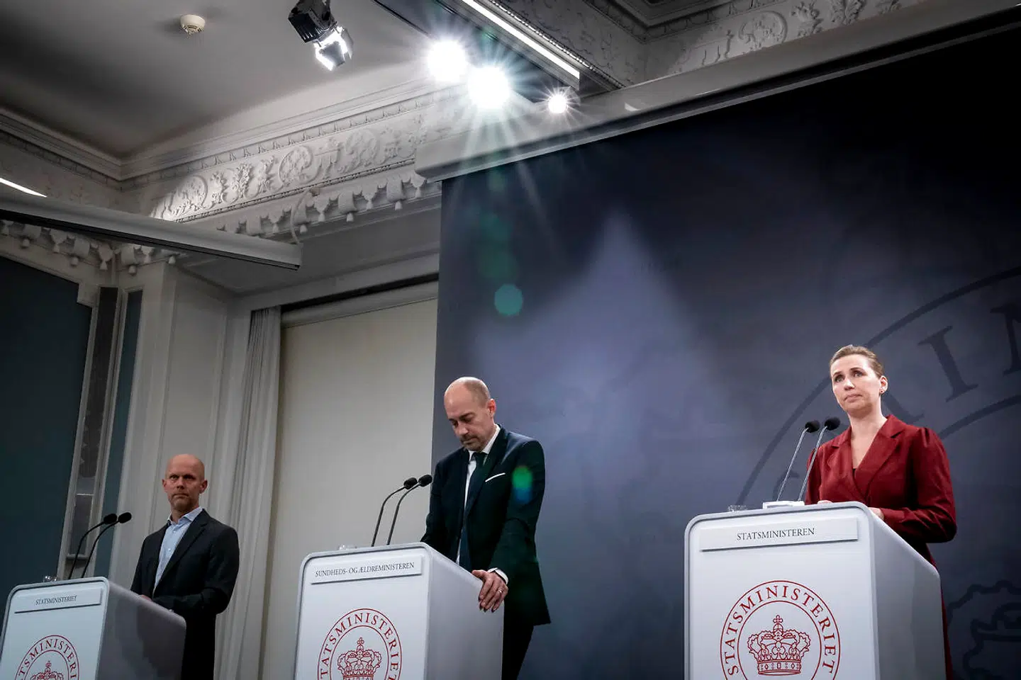 Regeringen har med statsminister Mette Frederiksen (S) og sundhedsminister Magnus Heunicke (S) i spidsen »løbende opskaleret smitteopsporingen til et niveau, der har kunnet håndtere opsporing af flere smittede end de aktuelle smittetal,« har Magnus Heunicke udtalt til Berlingske. Men flere fagfolk kritiserer, at smitteopsporingen nu ikke kan følge med.