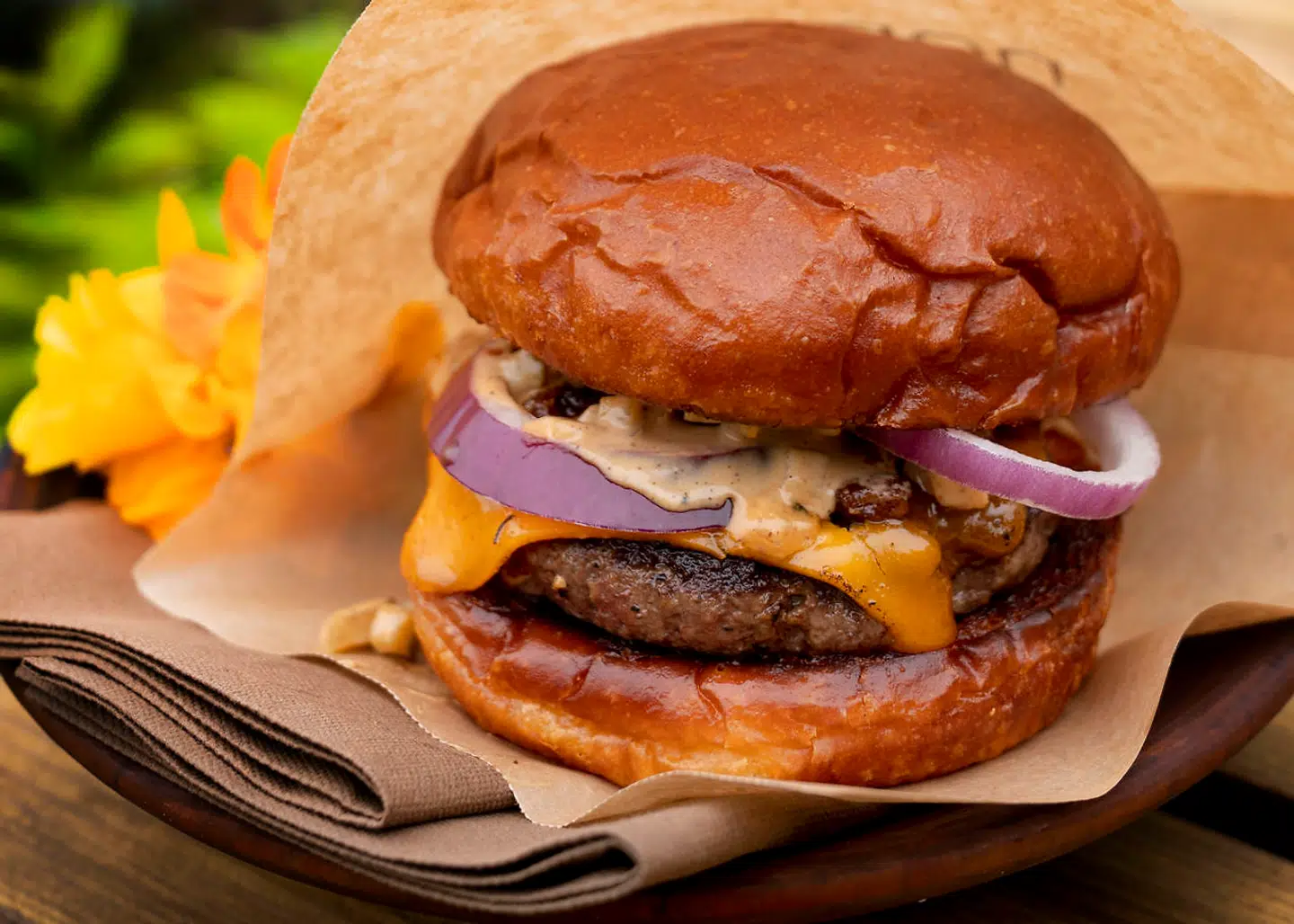 Hvordan går åbningen af Burgerrestauranten Popl presser et spørgsmål sig på: Hvordan går tonsvis af oksekød (klimaets største belastning, hvad angår fødevarer) hånd i hånd med billedet på fremtidens måltid? spørger Anders Kvorning.