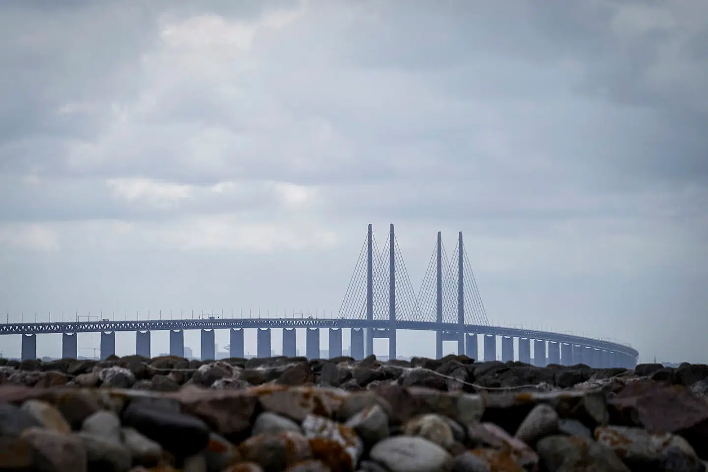 I nat lukkede grænsen mellem Sverige og Danmark. Det har givet problemer for mange bornholmere, idet det betyder, at de ikke længere kan køre i bil fra færgelejet i Ystad og til Øresundsbroen og dermed komme videre til Sjælland.