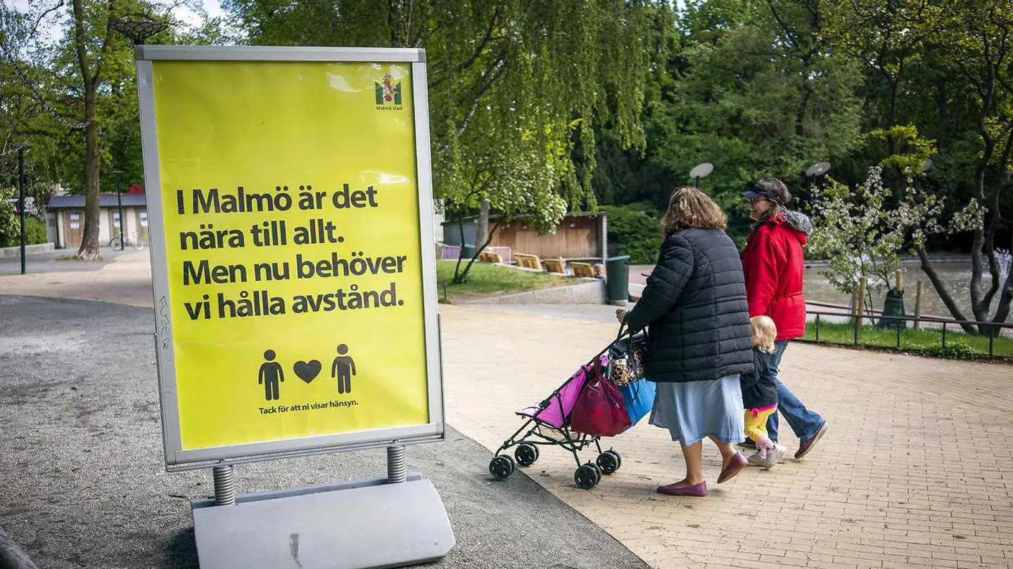 Den svenske coronastrategi har hele året været omdiskuteret, fordi den har kostet mange dødsfald. Nu kritiserer en række topøkonomer, at strategien heller ikke har gjort noget godt for Sveriges økonomi. Arkivfoto: Niels Ahlmann Olesen