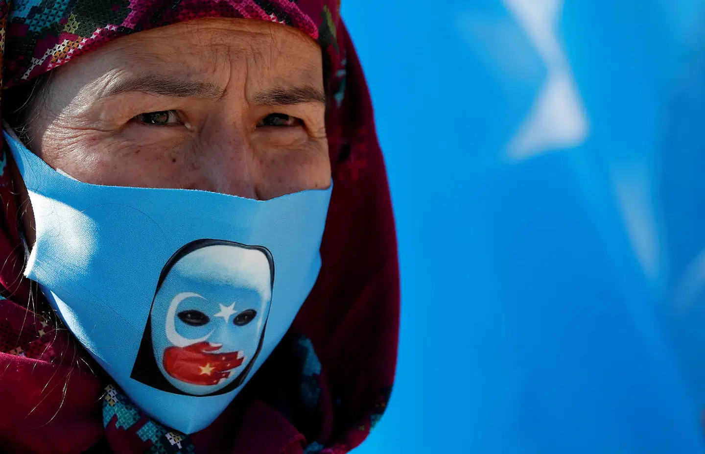 Menneskerettighedsorganisationer og eksperter mener, at op mod en million uighurer har været indespærret i politiske genopdragelseslejre i Xinjiang. Her ses en demonstrant til en protest mod Kina i Istanbul 1. oktober.