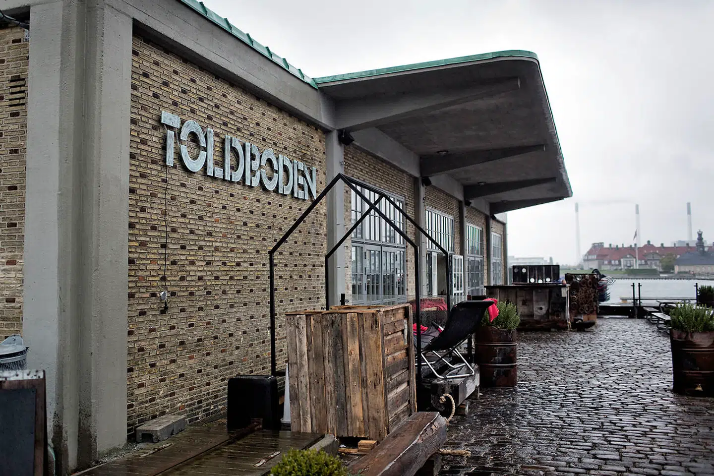 »Ambitionen er at etablere en ny gastronomisk destination, der skaber autentiske, gennemførte og lokalforankrede madoplevelser af allerhøjeste kvalitet,« skriver Toldboden Seaside i en pressemeddelelse.