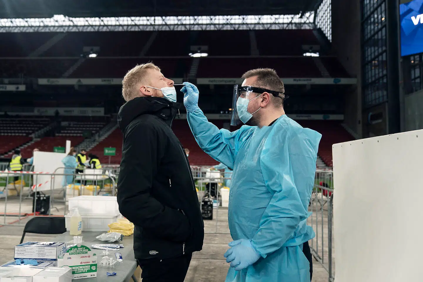 Det tager rundt regnet 11 sekunder at blive podet i næsen.