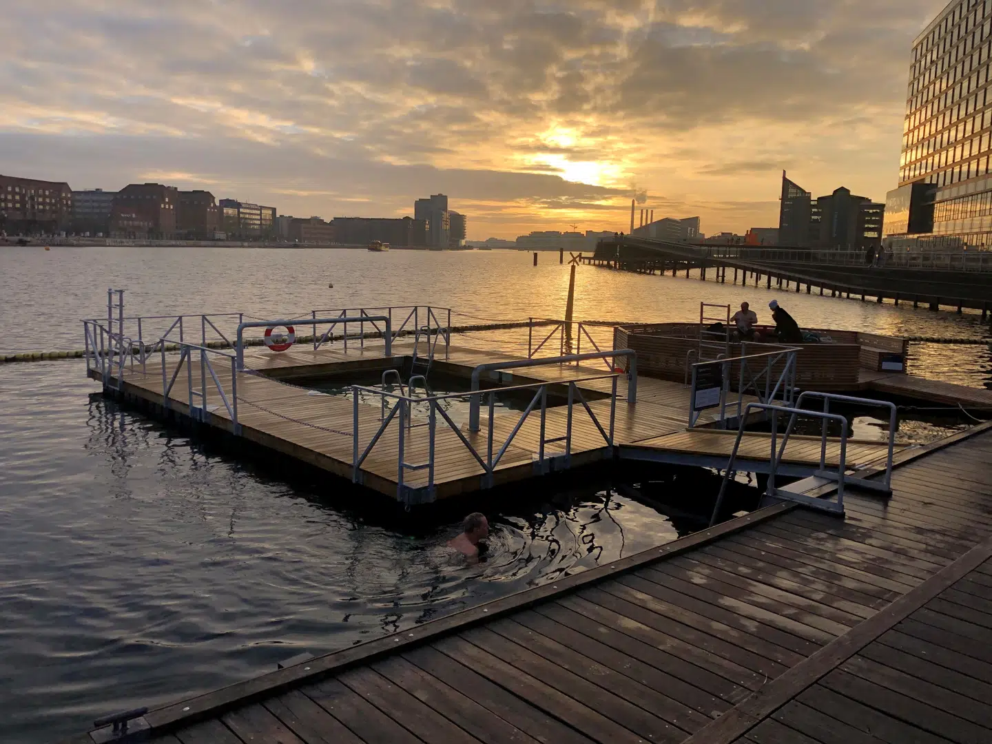 Nogle foretrækker at nyde solnedgangen i december godt klædt på, men for de friske er der nu også mulighed for at dyppe sig her ved Kalvebod Bølge.