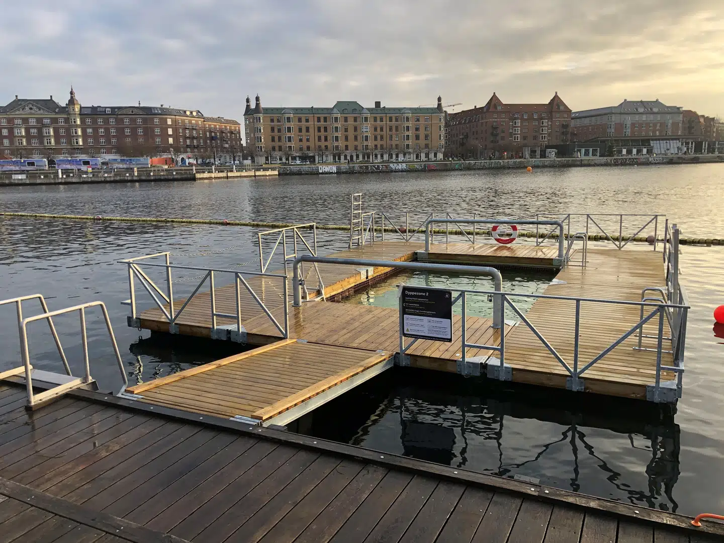 Dyppezonen er en ud af to i Københavns Havn. Bassinet måler seks gange otte meter. Fordi det har en justerbar bund, er det særligt egnet til vinterbadning.