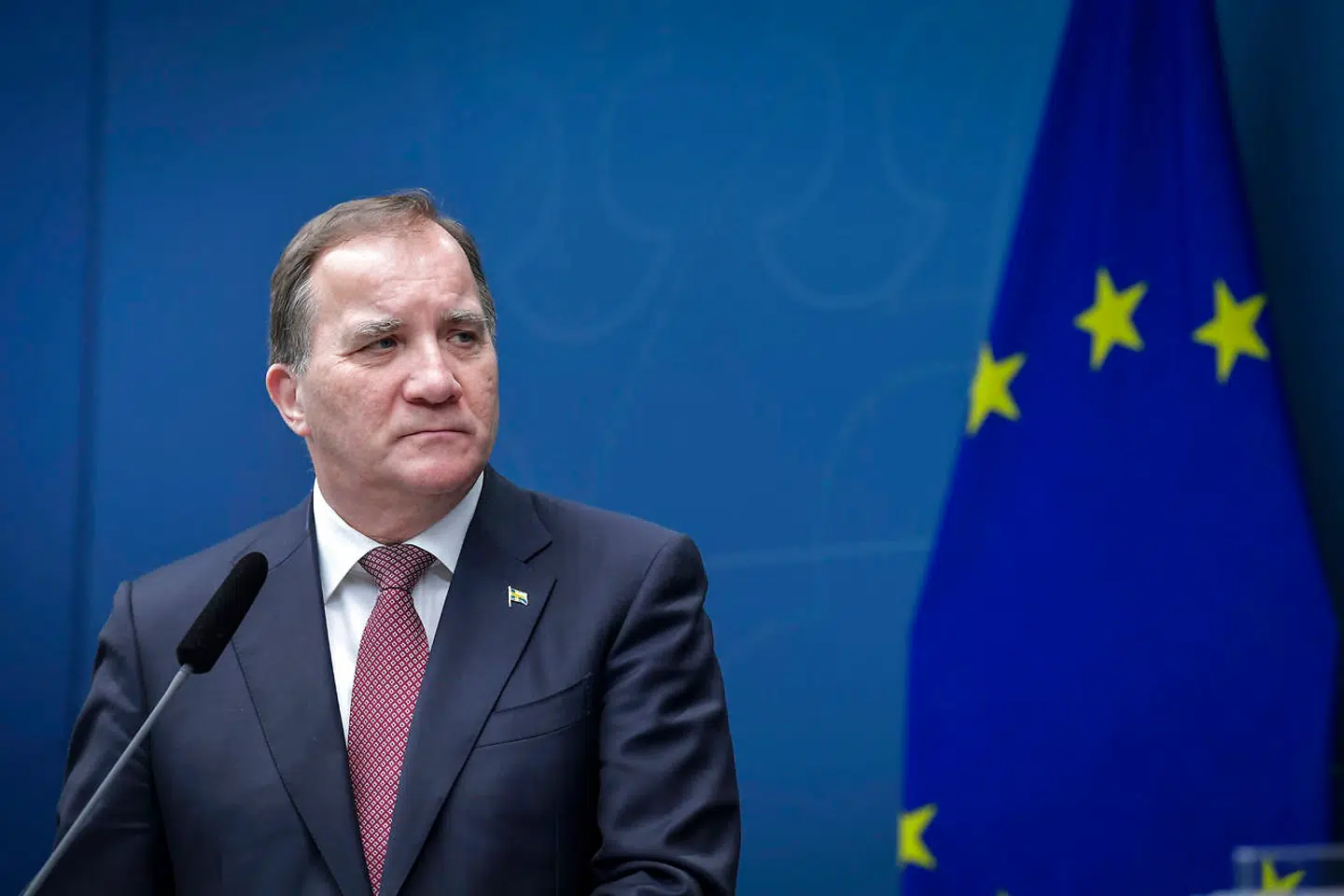Sveriges socialdemokratiske statsminister, Stefan Löfven, holder meget nøje øje med udviklingen i Danmark, fortæller han, efter en ny og særligt smitsom variant af covid-19 er fundet her. Oppositionen kræver grænsen lukket.