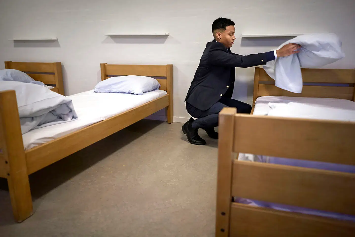 Det er en årelang tradition, at eleverne sover sammen på kønsopdelte sovesale, selvom de har egne værelser. Det bidrager til en følelse af fællesskab, lyder det fra skolens ledelse.