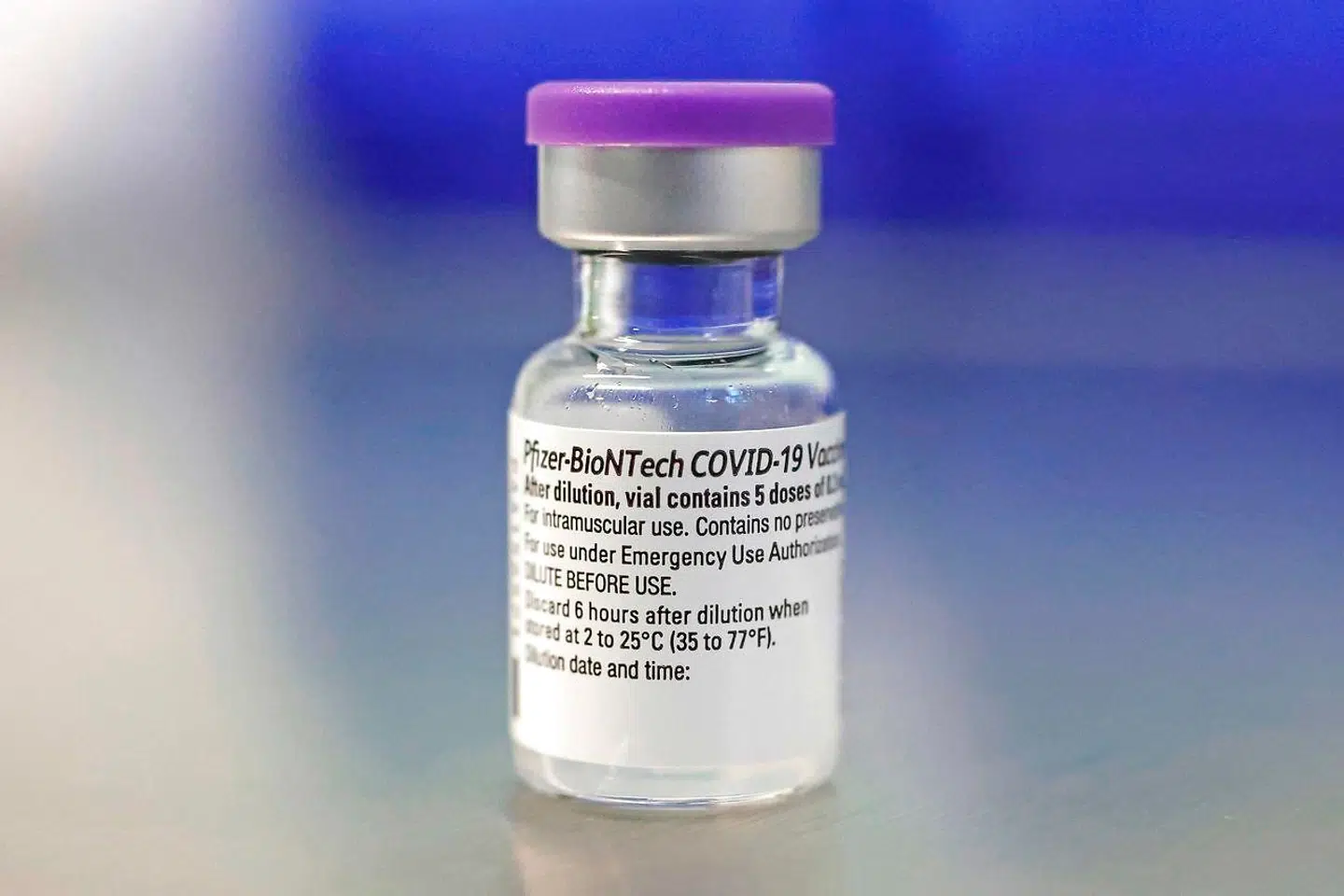 Pfizer-vaccinen er den første 'rigtige' vaccine mod covid-19, der er brugt i Europa. Den er blevet udrullet i Storbritannien, hvor 90-årige Margaret Keenan lagde overarm til første stik. Hvor de falske vacciner, der sælges på det mørke internet, stammer fra, vides ikke.